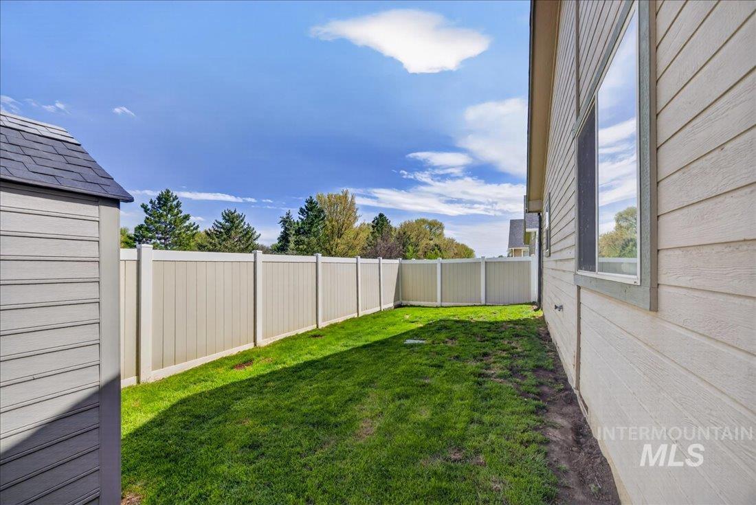 216 Crimson Circle E, Fruitland, Idaho 83619, 3 Bedrooms, 2 Bathrooms, Residential For Sale, Price $335,000,MLS 98983119