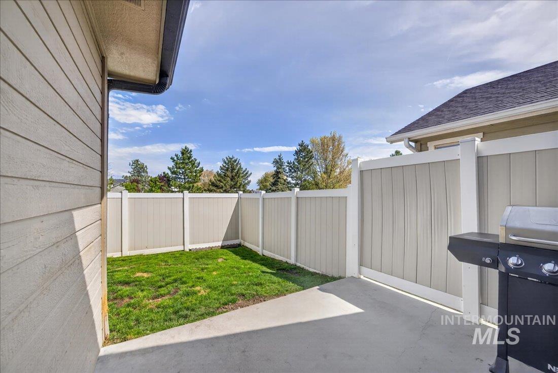 216 Crimson Circle E, Fruitland, Idaho 83619, 3 Bedrooms, 2 Bathrooms, Residential For Sale, Price $335,000,MLS 98983119