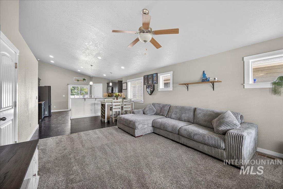 216 Crimson Circle E, Fruitland, Idaho 83619, 3 Bedrooms, 2 Bathrooms, Residential For Sale, Price $335,000,MLS 98983119