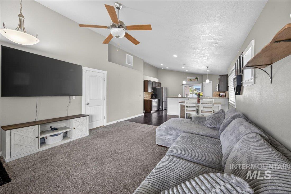 216 Crimson Circle E, Fruitland, Idaho 83619, 3 Bedrooms, 2 Bathrooms, Residential For Sale, Price $335,000,MLS 98983119