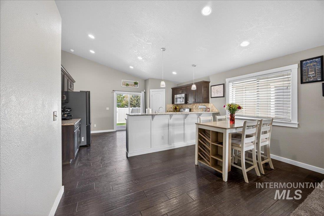 216 Crimson Circle E, Fruitland, Idaho 83619, 3 Bedrooms, 2 Bathrooms, Residential For Sale, Price $335,000,MLS 98983119