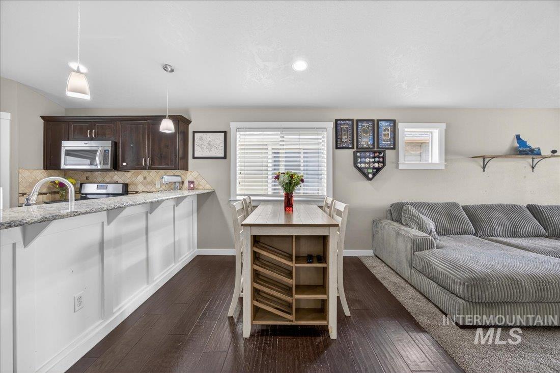 216 Crimson Circle E, Fruitland, Idaho 83619, 3 Bedrooms, 2 Bathrooms, Residential For Sale, Price $335,000,MLS 98983119