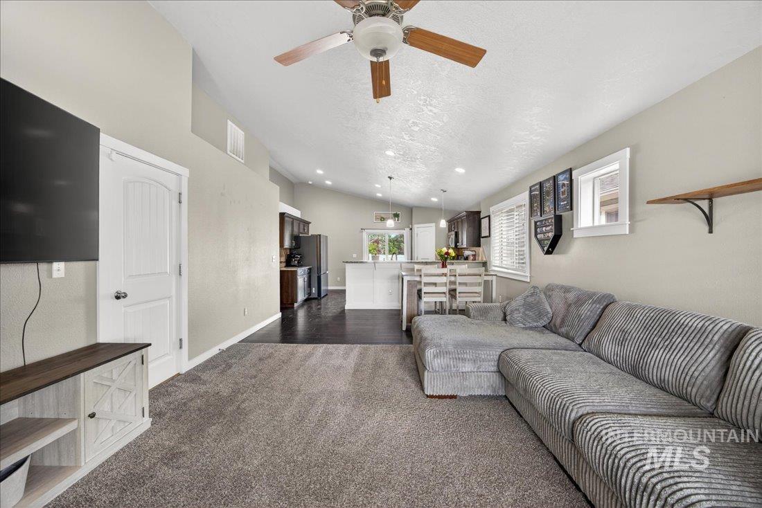 216 Crimson Circle E, Fruitland, Idaho 83619, 3 Bedrooms, 2 Bathrooms, Residential For Sale, Price $335,000,MLS 98983119