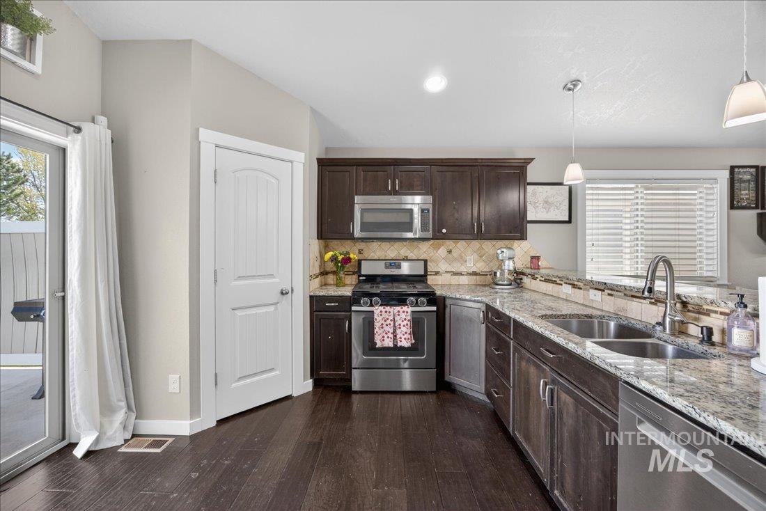 216 Crimson Circle E, Fruitland, Idaho 83619, 3 Bedrooms, 2 Bathrooms, Residential For Sale, Price $335,000,MLS 98983119