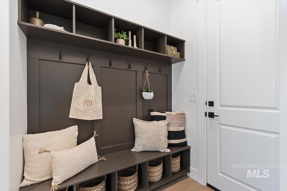 719 W Oak Springs Dr., Meridian, Idaho 83642, 4 Bedrooms, 3 Bathrooms, Residential For Sale, Price $874,880, 98983120