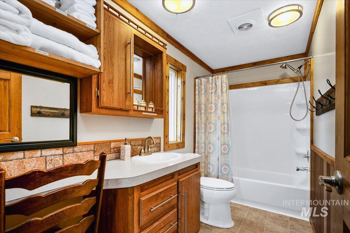 29 McIntyre Gulch Rd, Idaho City, Idaho 83631, 2 Bedrooms, 2.5 Bathrooms, Residential For Sale, Price $639,000, 98983134