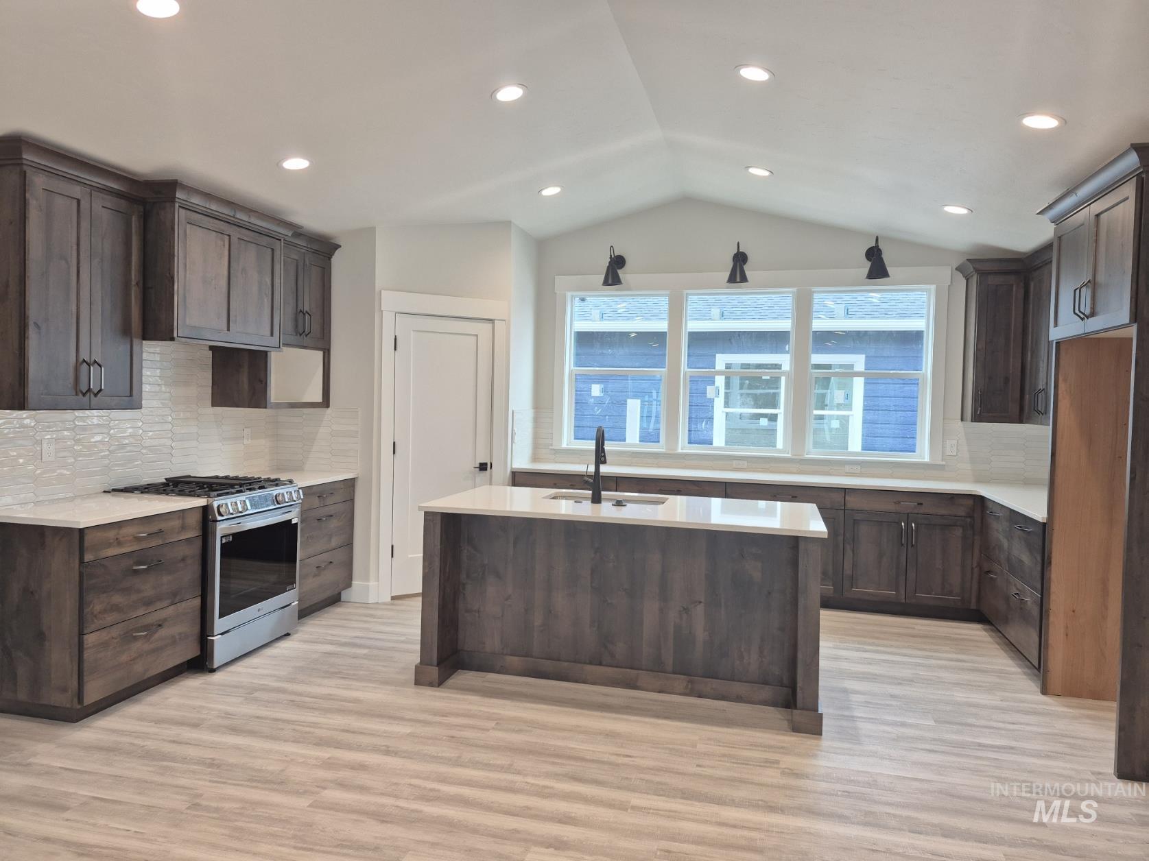 957 S Almond St., Nampa, Idaho 83686, 3 Bedrooms, 2 Bathrooms, Residential For Sale, Price $484,900, 98983136