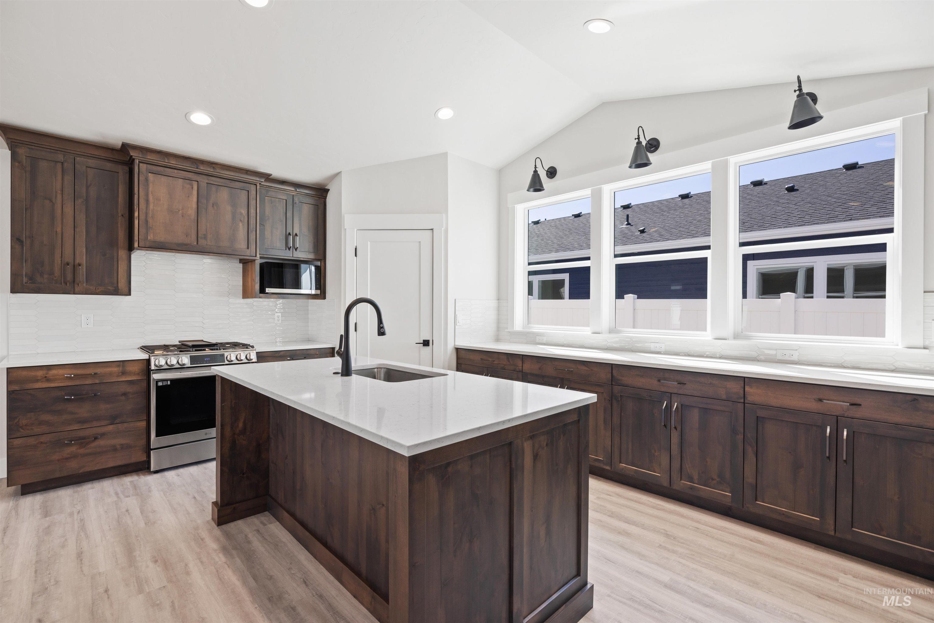 957 S Almond St., Nampa, Idaho 83686, 3 Bedrooms, 2 Bathrooms, Residential For Sale, Price $449,900,MLS 98983136