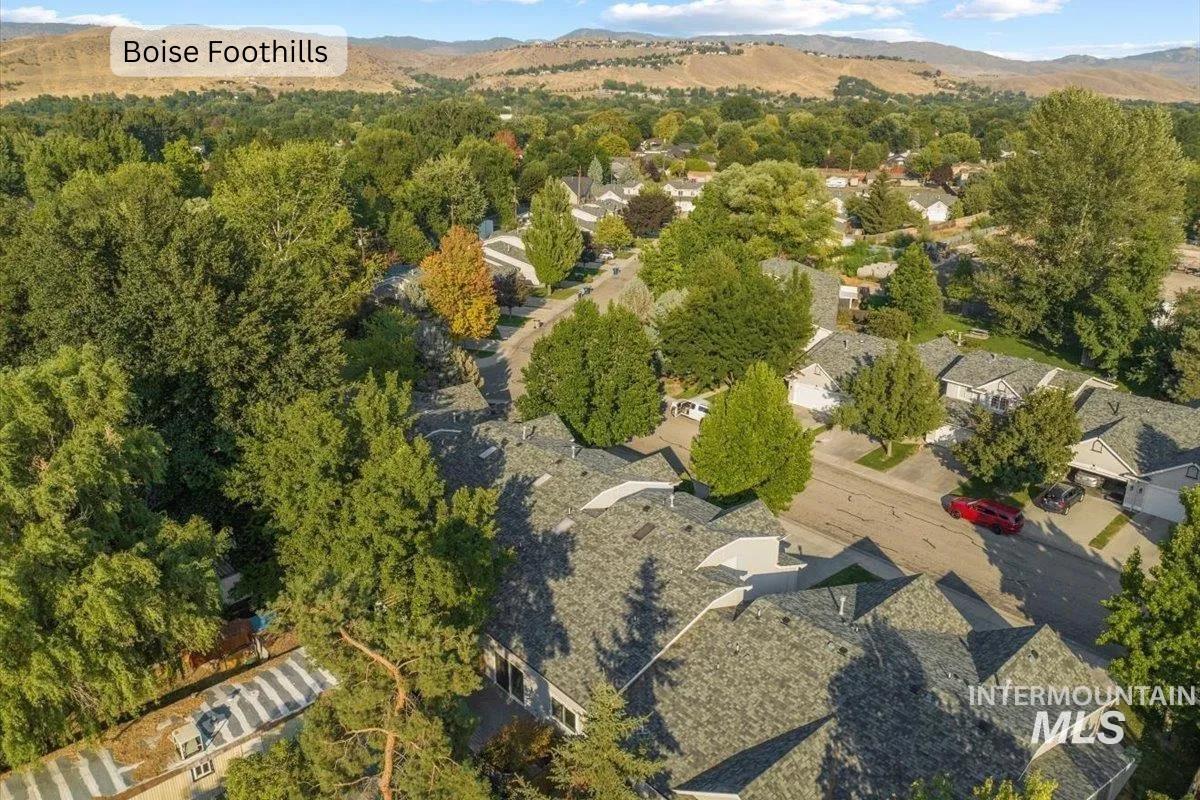 4617 N Carlsbad Way, Boise, Idaho 83703-6420, 3 Bedrooms, 2 Bathrooms, Residential Income For Sale, Price $409,000,MLS 98983144