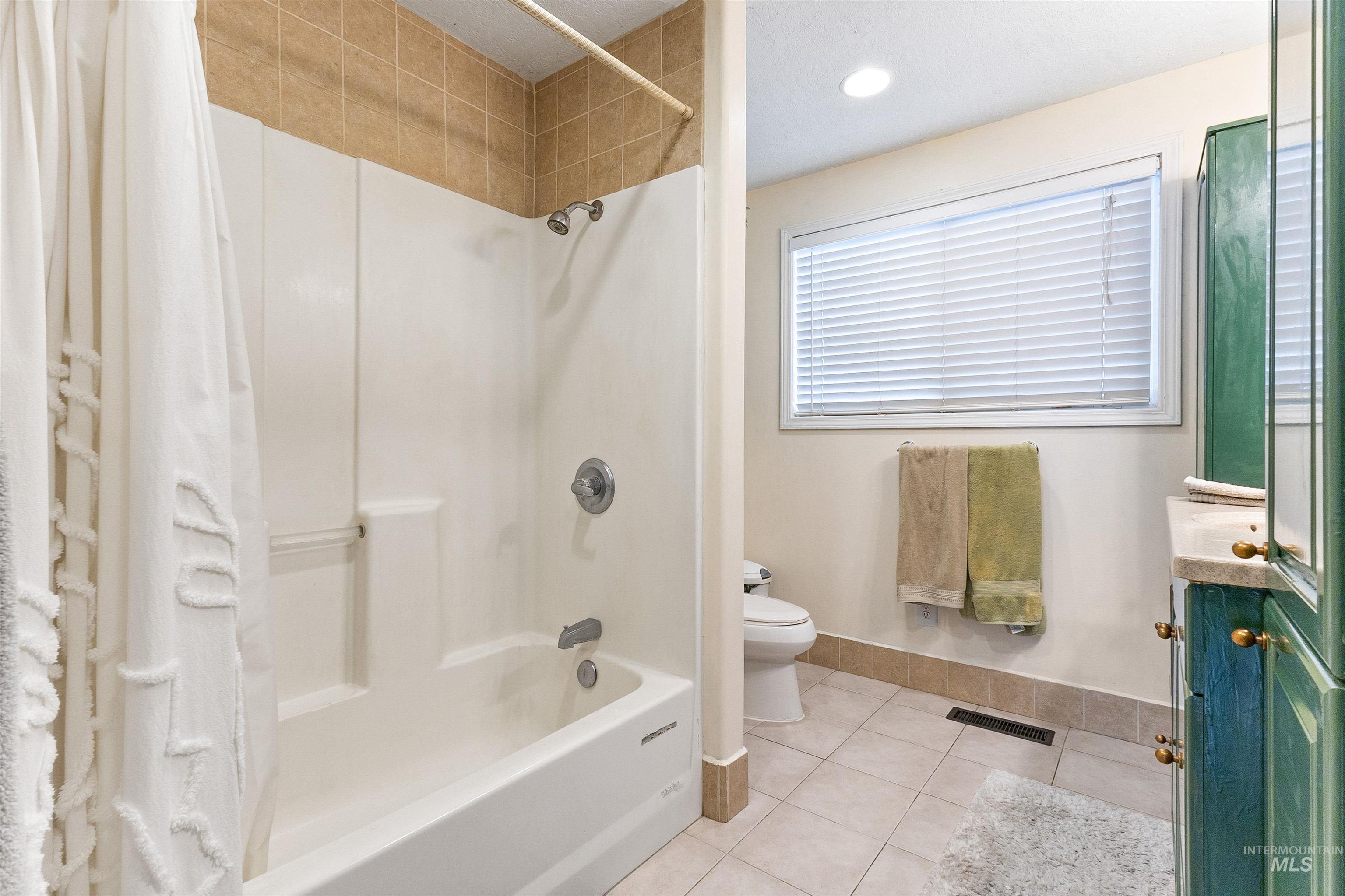 2425 N Redway Road, Boise, Idaho 83704, 7 Bedrooms, 5 Bathrooms, Residential For Sale, Price $829,000,MLS 98983168