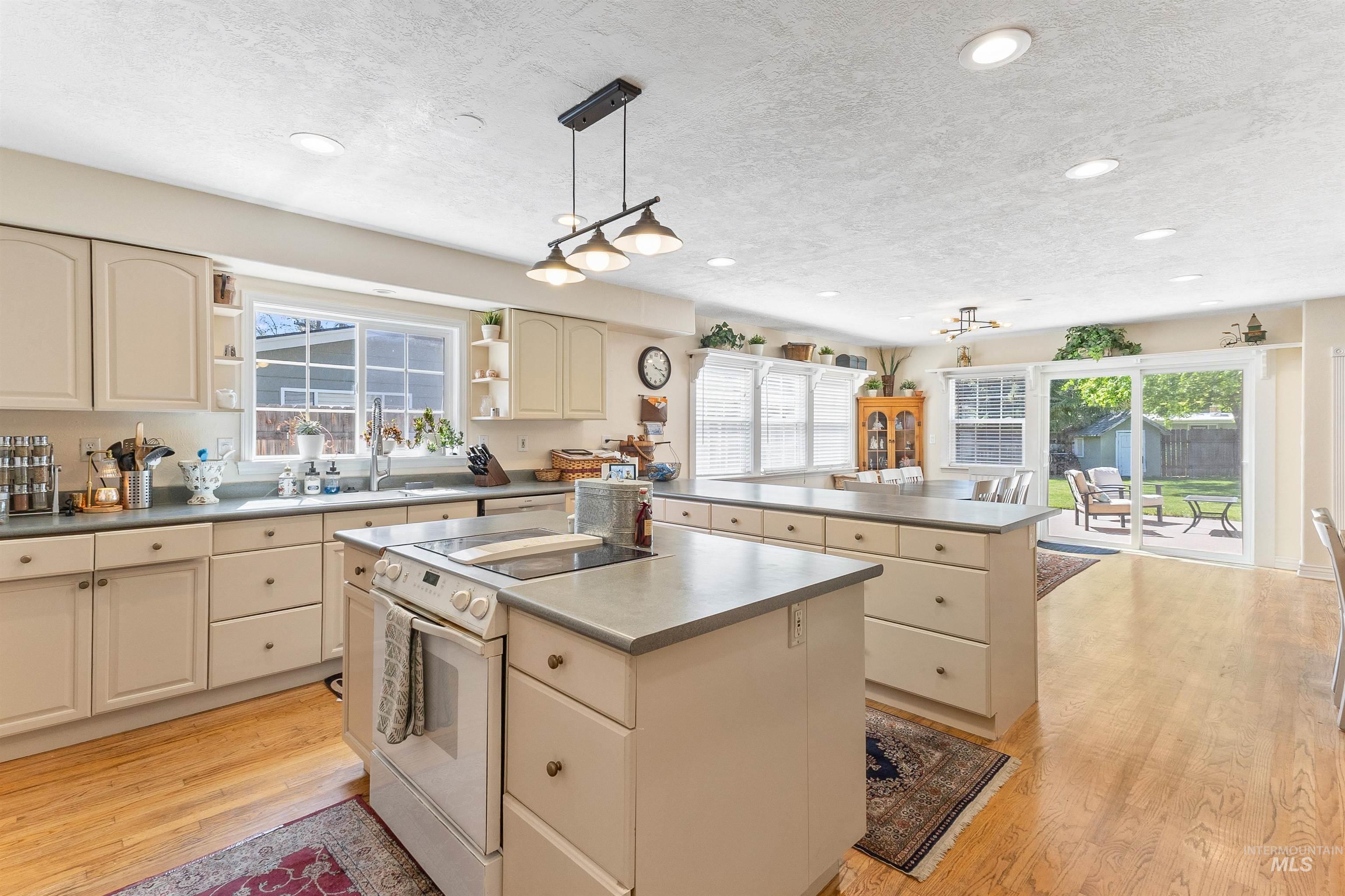 2425 N Redway Road, Boise, Idaho 83704, 7 Bedrooms, 5 Bathrooms, Residential For Sale, Price $829,000,MLS 98983168