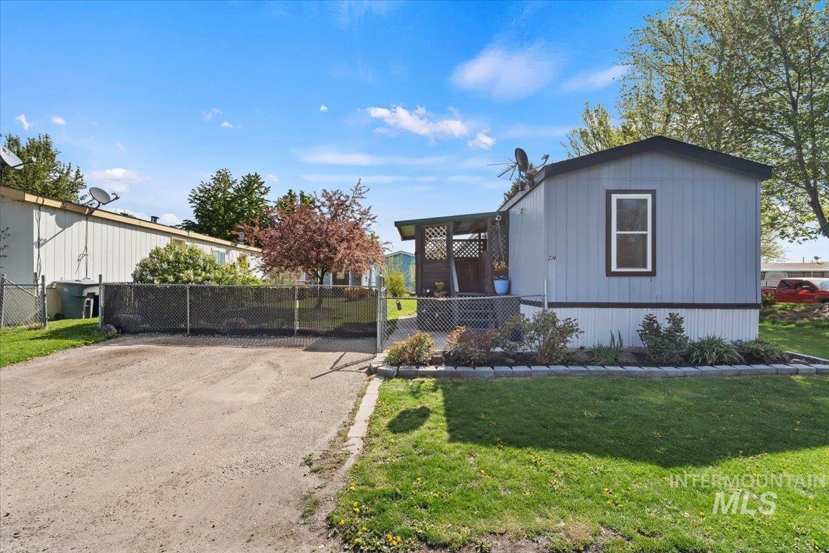 714 Round Valley St, Nampa, Idaho 83687, 2 Bedrooms, 2 Bathrooms, Residential For Sale, Price $129,900, 98983181