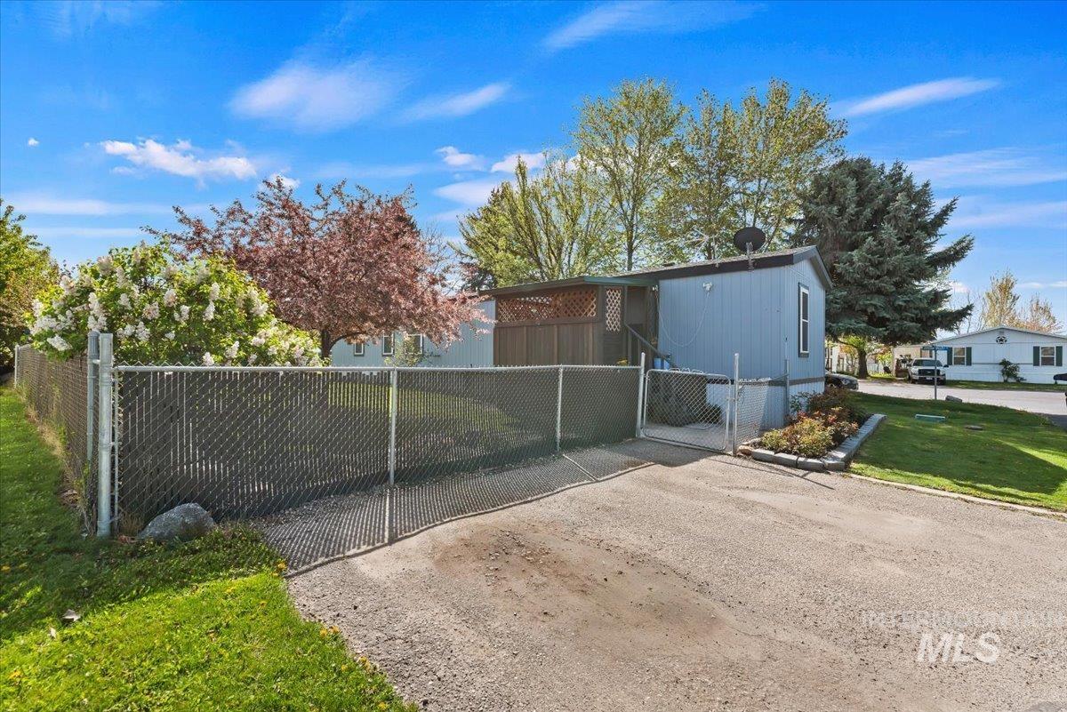 714 Round Valley St, Nampa, Idaho 83687, 2 Bedrooms, 2 Bathrooms, Residential For Sale, Price $129,900, 98983181