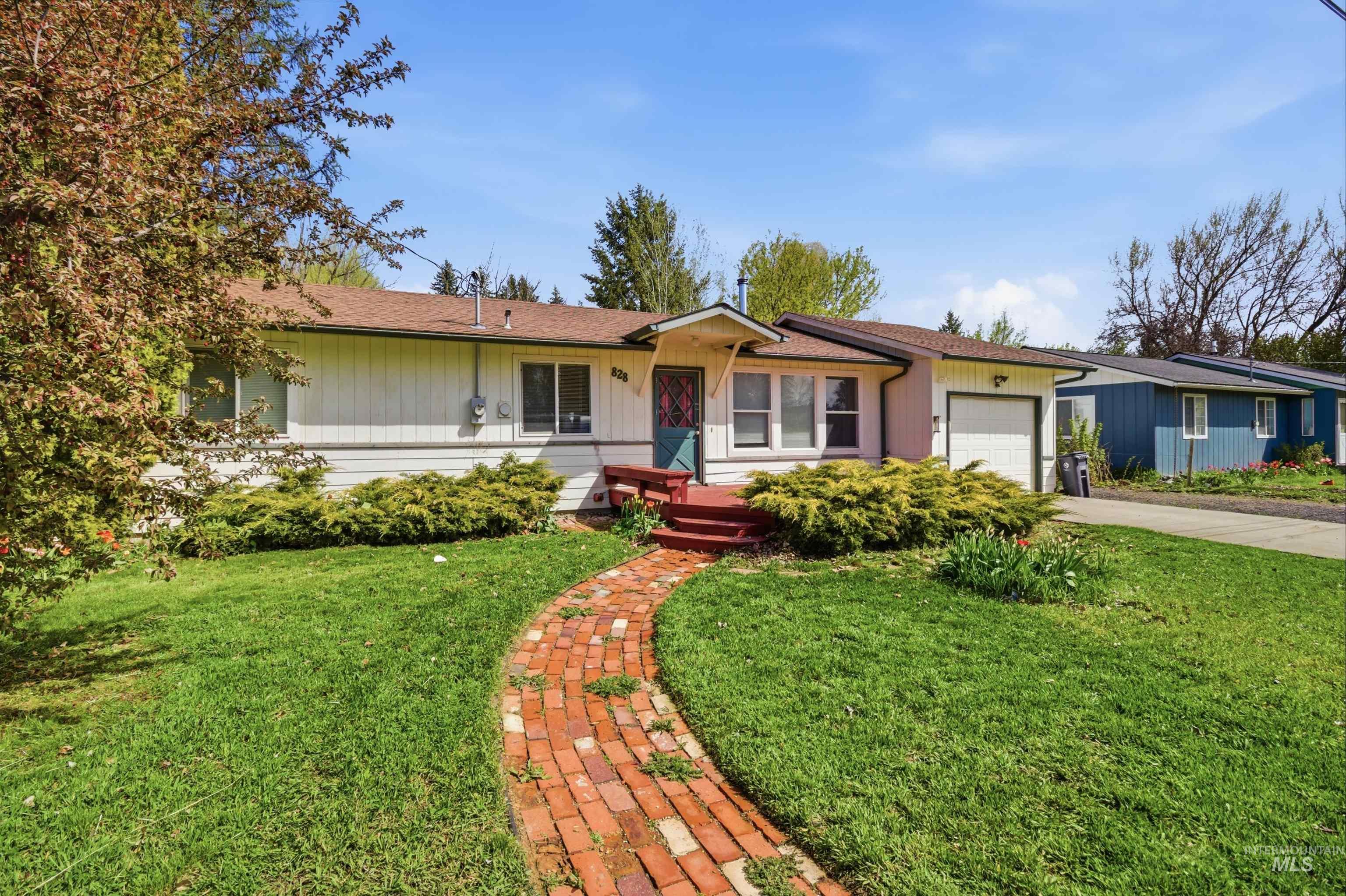 828 S Meadow St, Moscow, Idaho 83843, 3 Bedrooms, 1.5 Bathrooms, Residential For Sale, Price $359,000,MLS 98983201