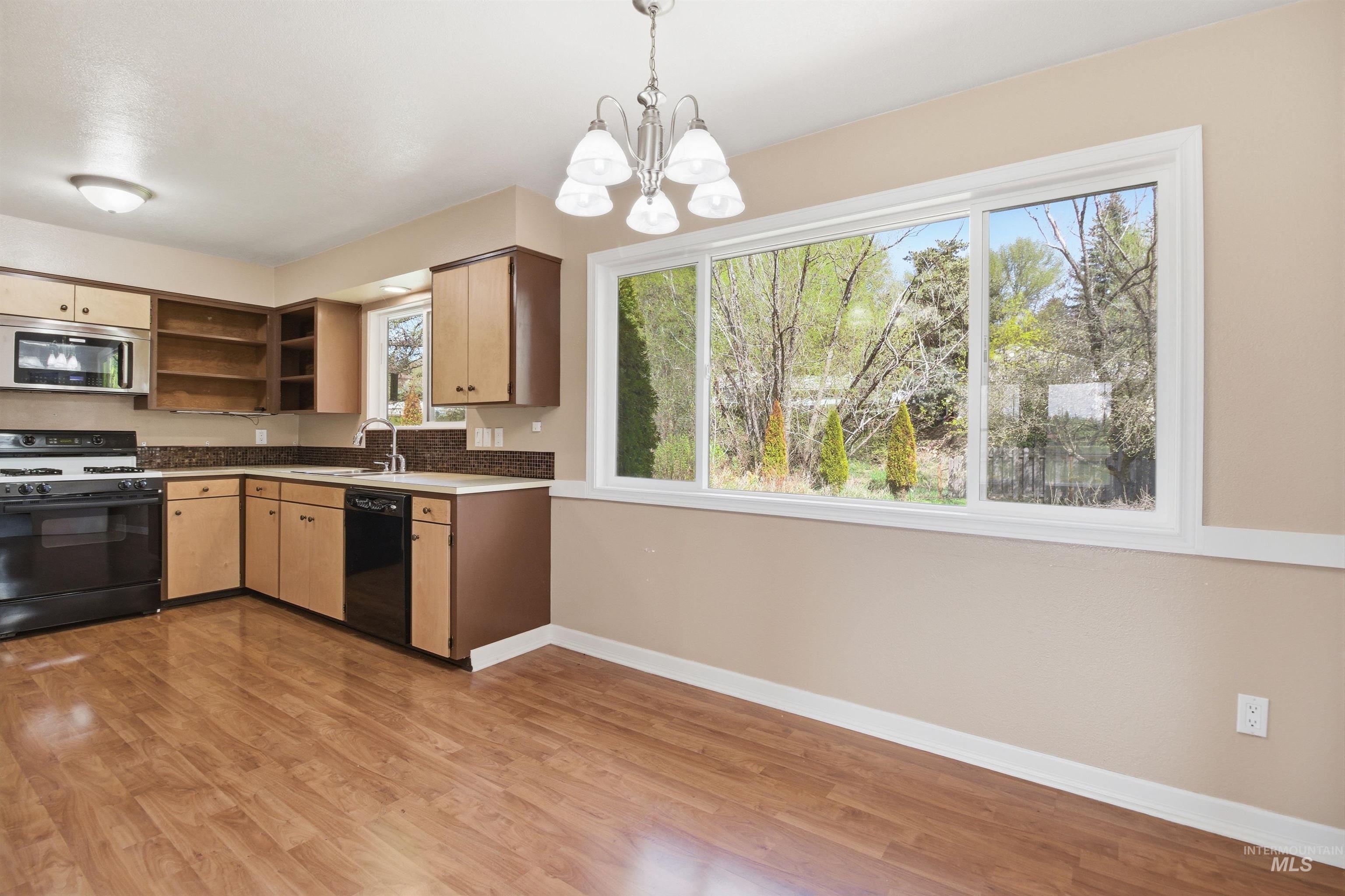 828 S Meadow St, Moscow, Idaho 83843, 3 Bedrooms, 1.5 Bathrooms, Residential For Sale, Price $359,000,MLS 98983201