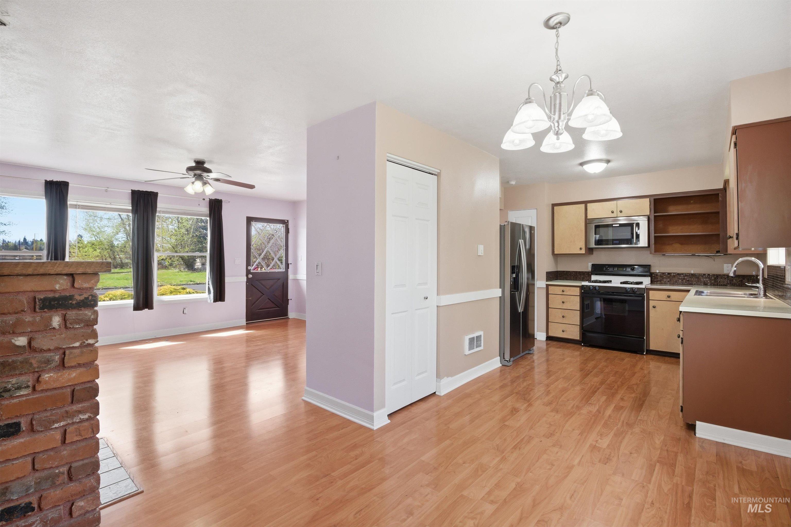 828 S Meadow St, Moscow, Idaho 83843, 3 Bedrooms, 1.5 Bathrooms, Residential For Sale, Price $359,000,MLS 98983201