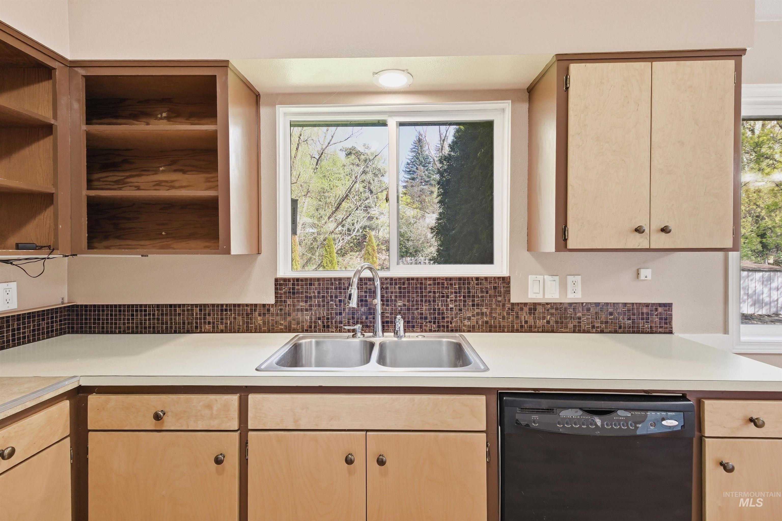 828 S Meadow St, Moscow, Idaho 83843, 3 Bedrooms, 1.5 Bathrooms, Residential For Sale, Price $359,000,MLS 98983201