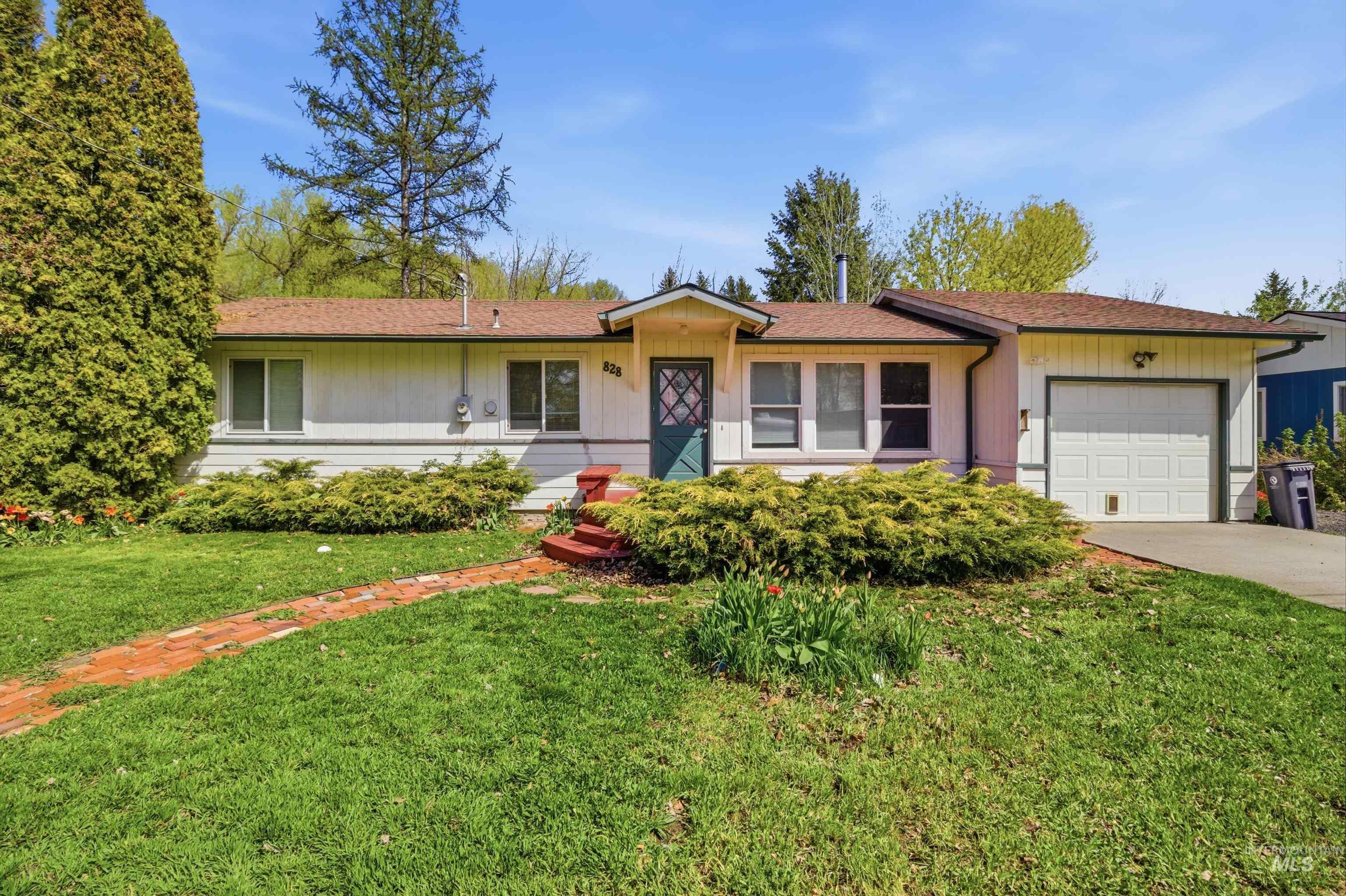 828 S Meadow St, Moscow, Idaho 83843, 3 Bedrooms, 1.5 Bathrooms, Residential For Sale, Price $359,000,MLS 98983201