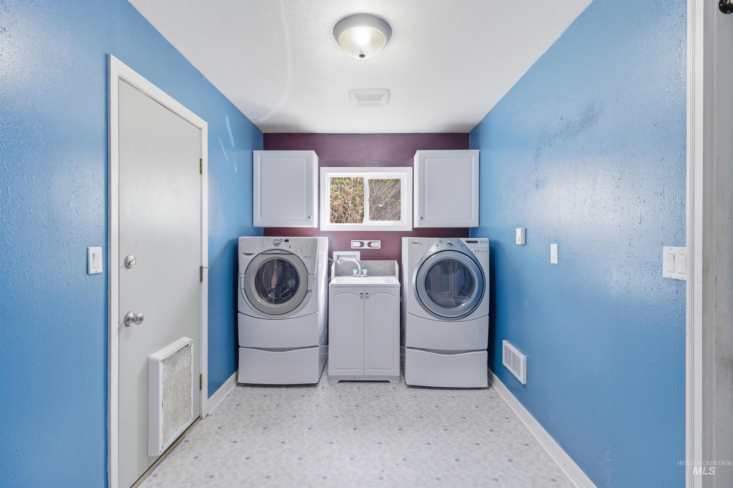 828 S Meadow St, Moscow, Idaho 83843, 3 Bedrooms, 1.5 Bathrooms, Residential For Sale, Price $359,000,MLS 98983201