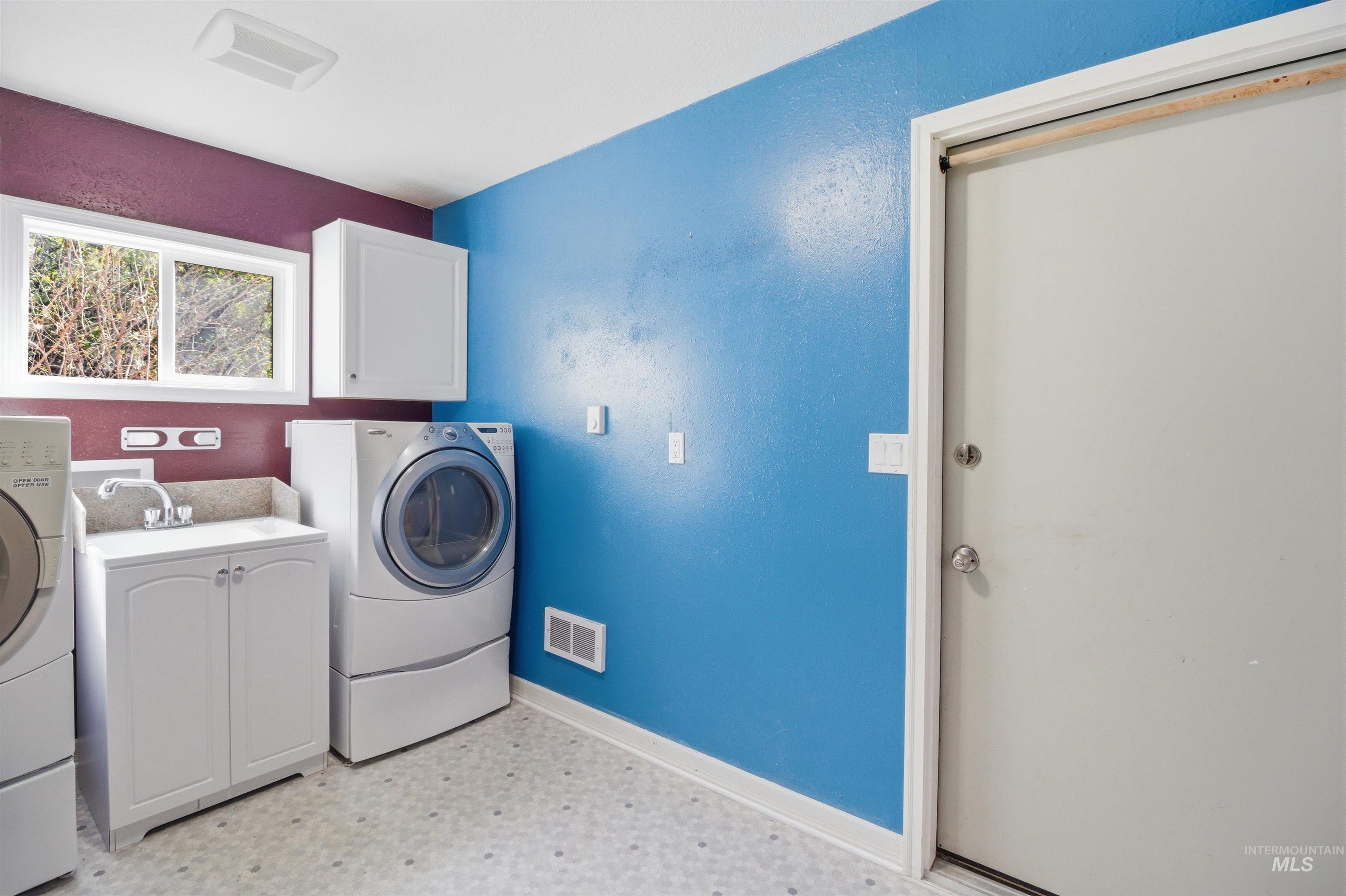 828 S Meadow St, Moscow, Idaho 83843, 3 Bedrooms, 1.5 Bathrooms, Residential For Sale, Price $359,000,MLS 98983201