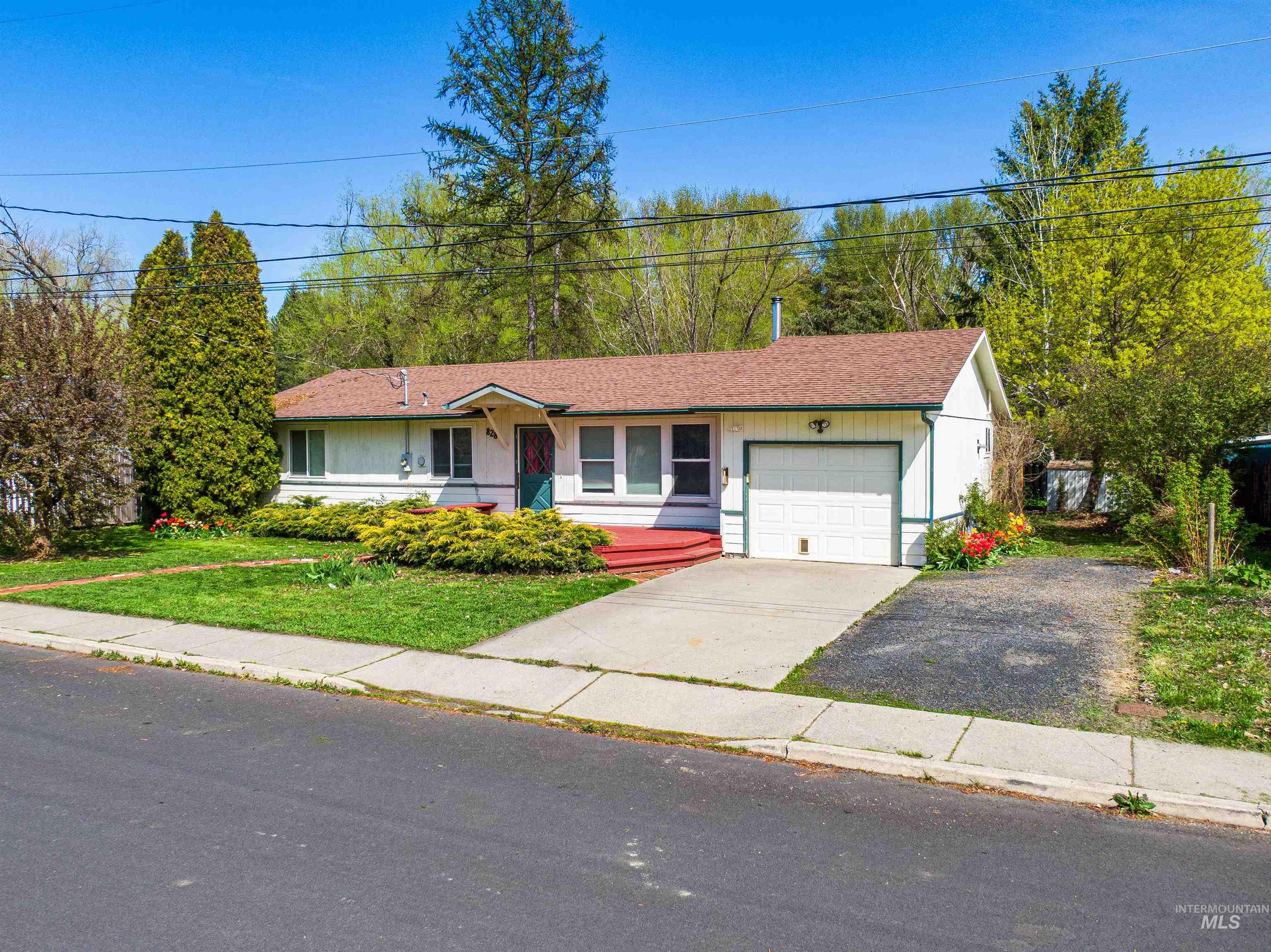 828 S Meadow St, Moscow, Idaho 83843, 3 Bedrooms, 1.5 Bathrooms, Residential For Sale, Price $359,000,MLS 98983201