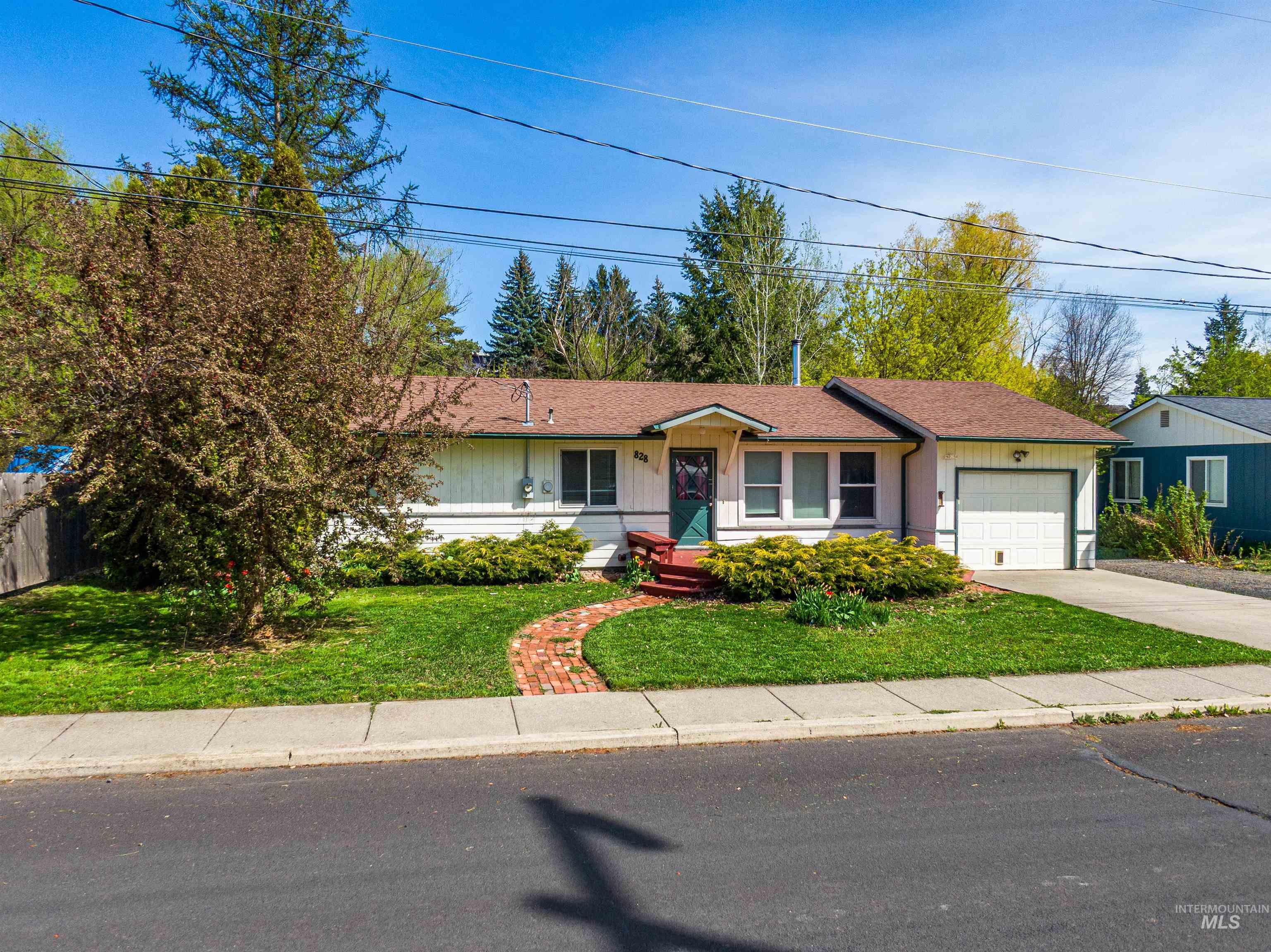 828 S Meadow St, Moscow, Idaho 83843, 3 Bedrooms, 1.5 Bathrooms, Residential For Sale, Price $359,000,MLS 98983201