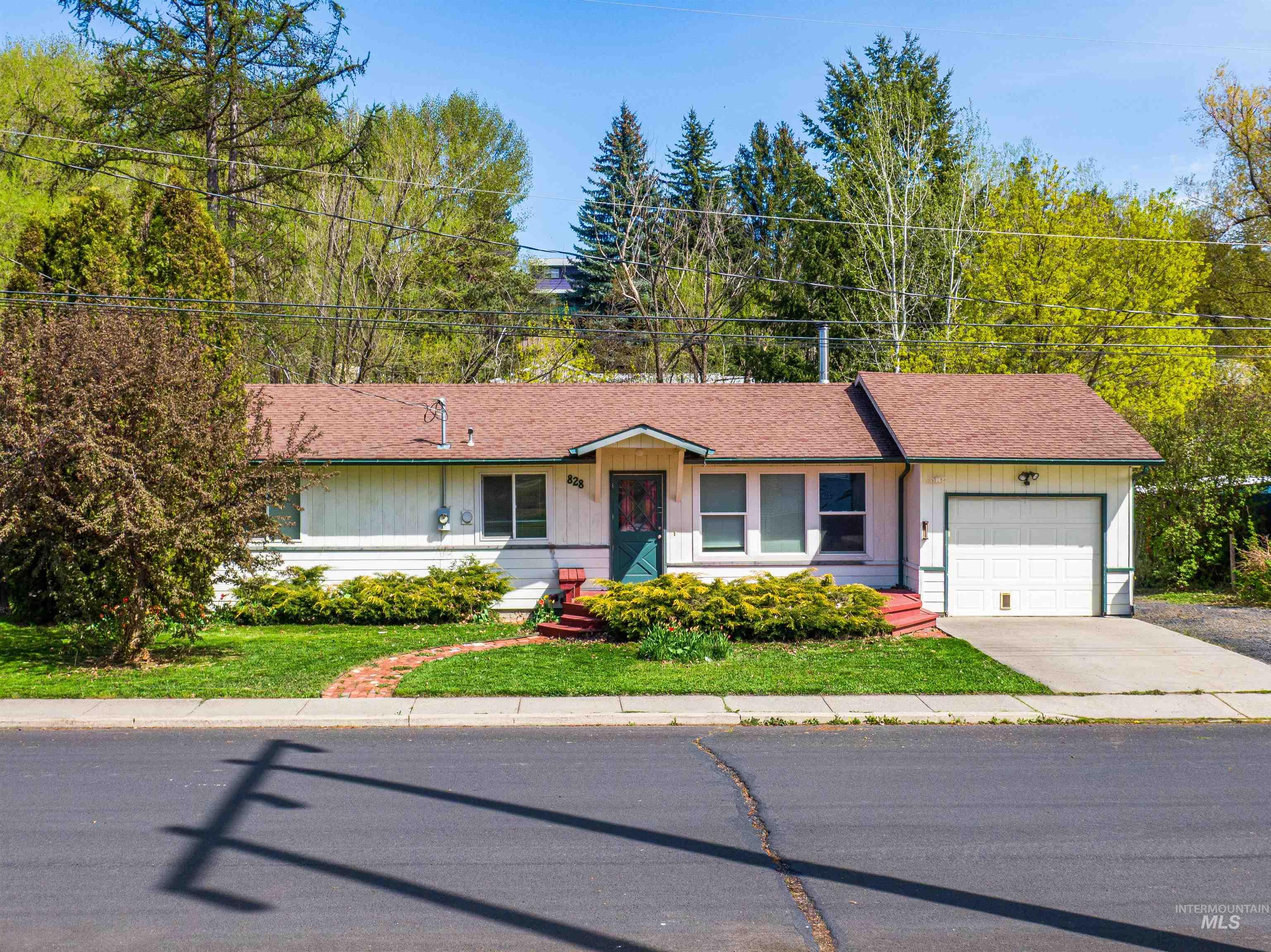 828 S Meadow St, Moscow, Idaho 83843, 3 Bedrooms, 1.5 Bathrooms, Residential For Sale, Price $359,000,MLS 98983201