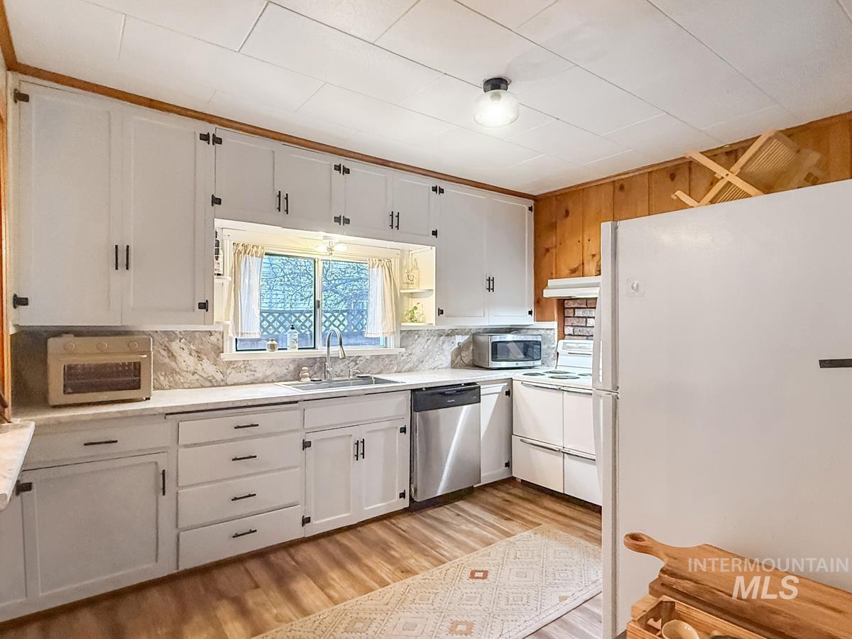 110 W Market Street, Cascade, Idaho 83611, 3 Bedrooms, 1 Bathroom, Residential For Sale, Price $339,000,MLS 98983226