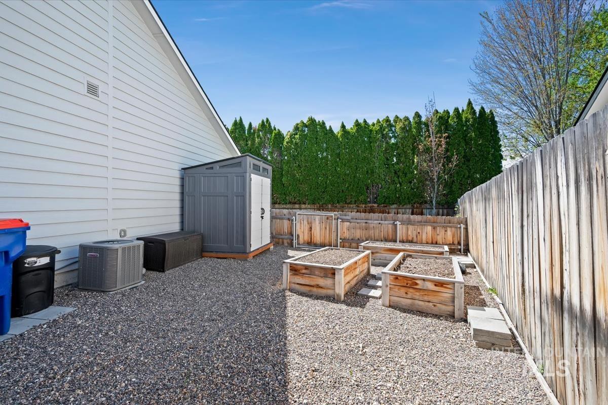 2404 E Clackamas Ct, Eagle, Idaho 83616, 3 Bedrooms, 2 Bathrooms, Residential For Sale, Price $539,900, 98983229