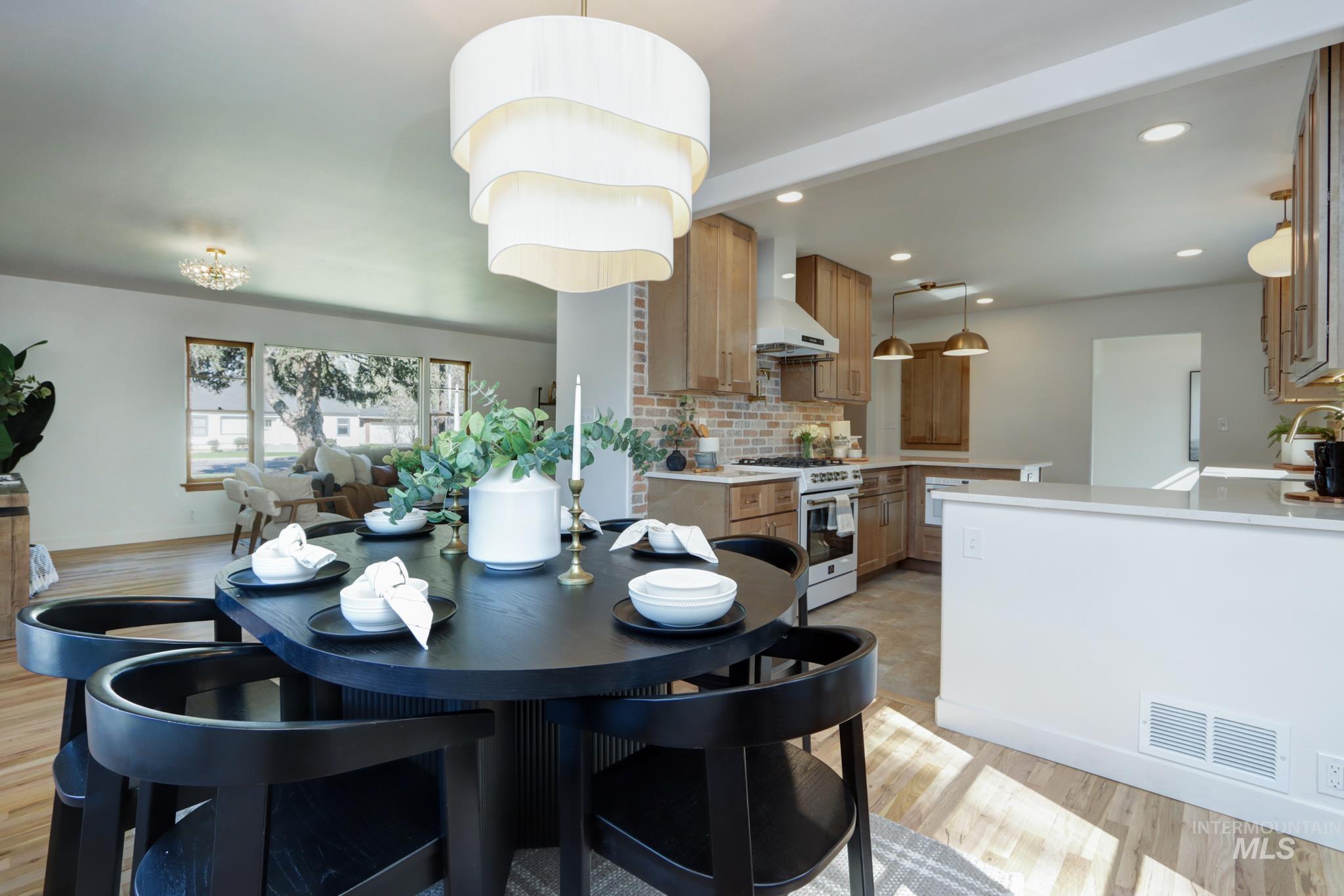 1404 S Owyhee, Boise, Idaho 83705, 3 Bedrooms, 3 Bathrooms, Residential For Sale, Price $798,900, 98983236