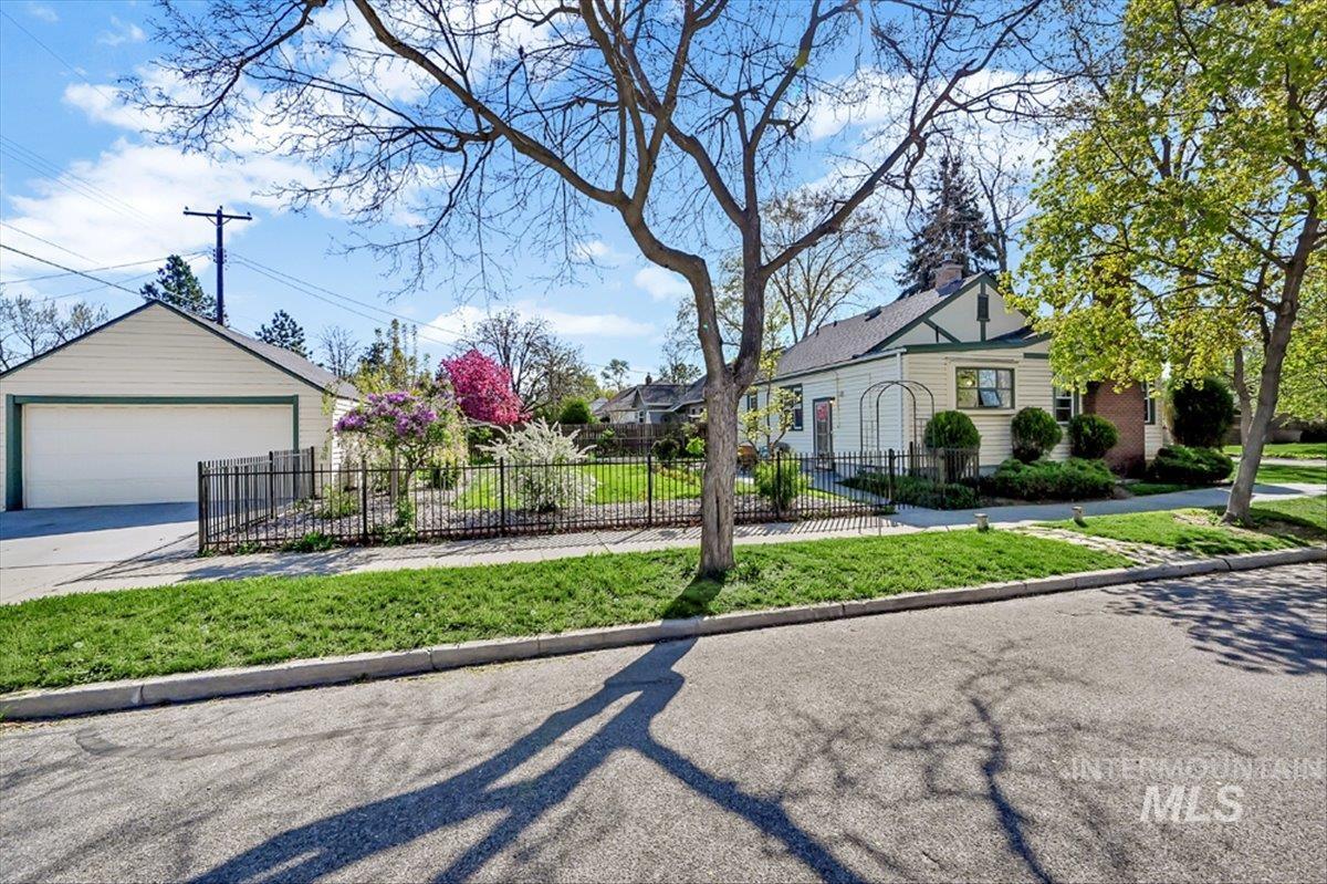 2520 W Pleasanton Ave, Boise, Idaho 83702, 4 Bedrooms, 2 Bathrooms, Residential For Sale, Price $779,000, 98983237