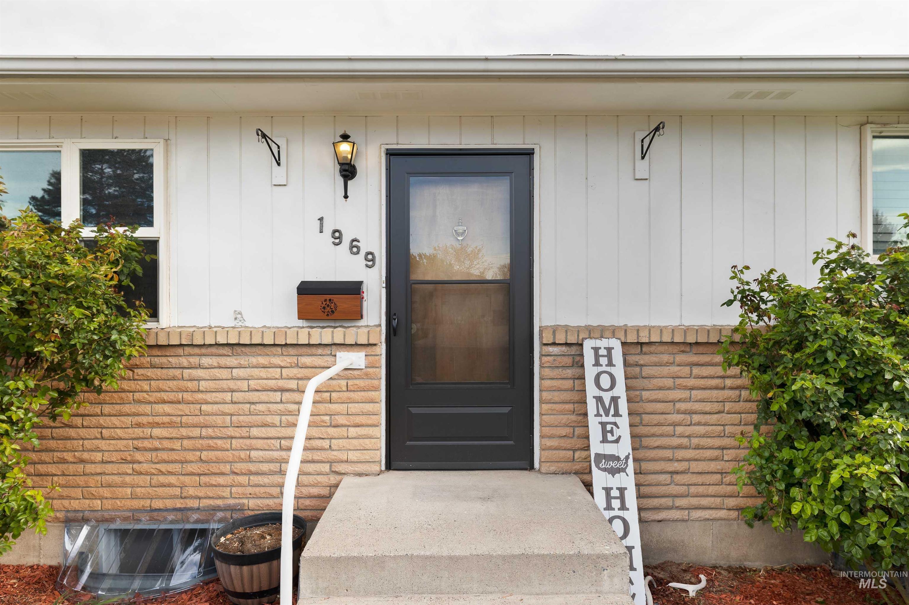 1969 9th Ave E, Twin Falls, Idaho 83301, 4 Bedrooms, 2 Bathrooms, Residential For Sale, Price $350,000,MLS 98983240