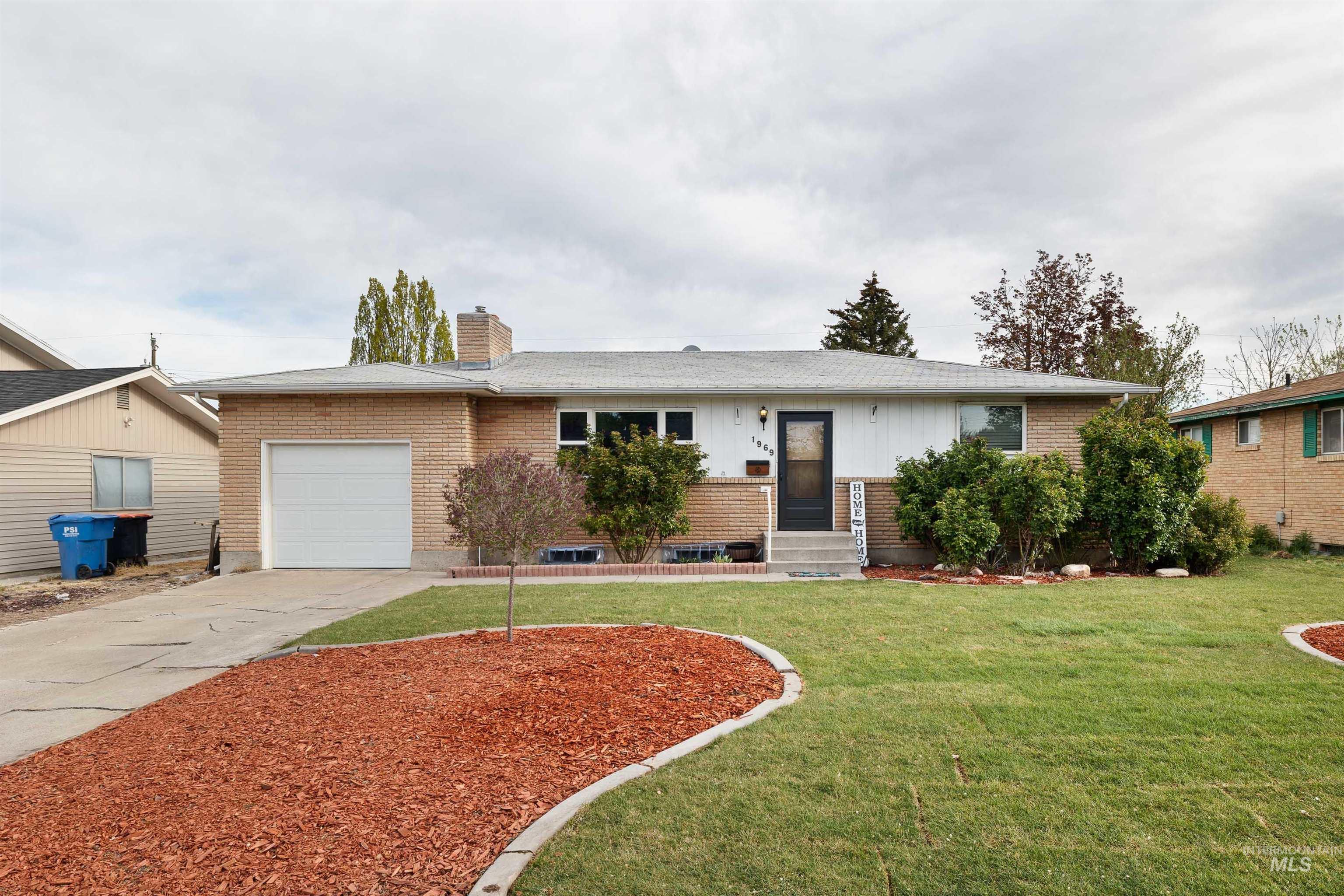 1969 9th Ave E, Twin Falls, Idaho 83301, 4 Bedrooms, 2 Bathrooms, Residential For Sale, Price $350,000,MLS 98983240