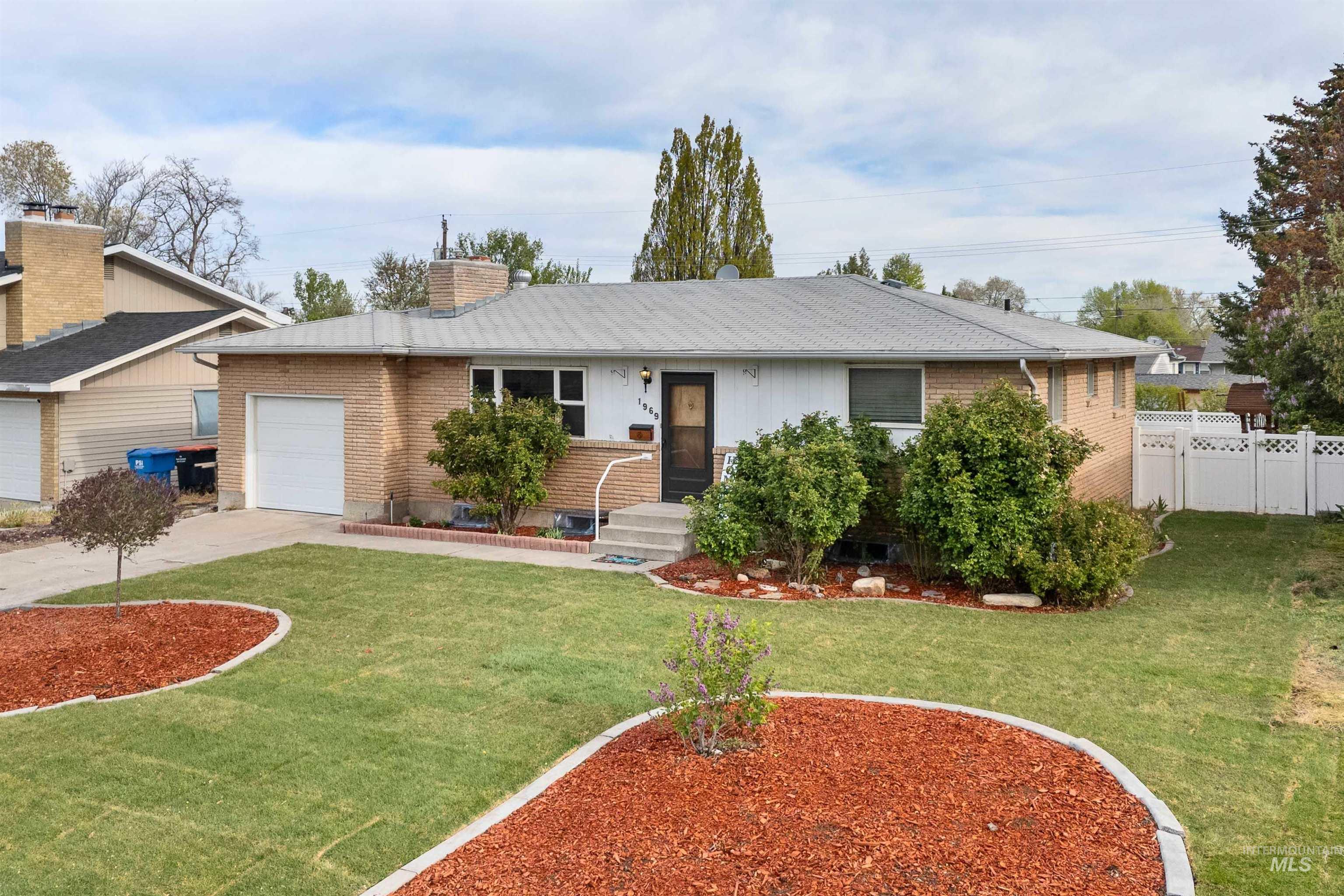 1969 9th Ave E, Twin Falls, Idaho 83301, 4 Bedrooms, 2 Bathrooms, Residential For Sale, Price $350,000,MLS 98983240