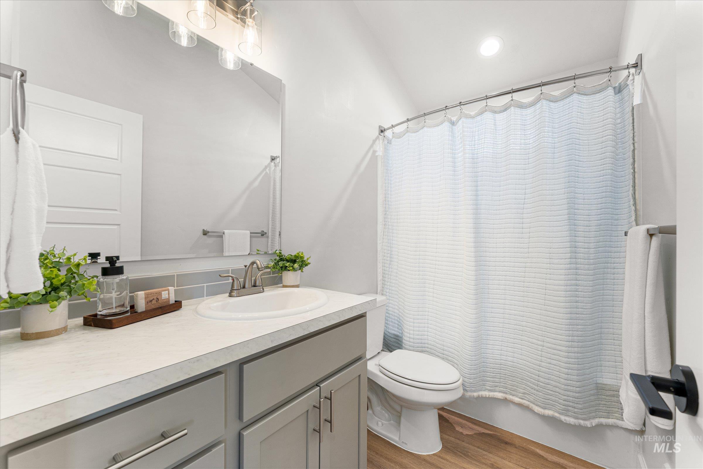 1430 W Lark Ct., Nampa, Idaho 83651-5251, 3 Bedrooms, 2 Bathrooms, Residential For Sale, Price $339,900,MLS 98983241