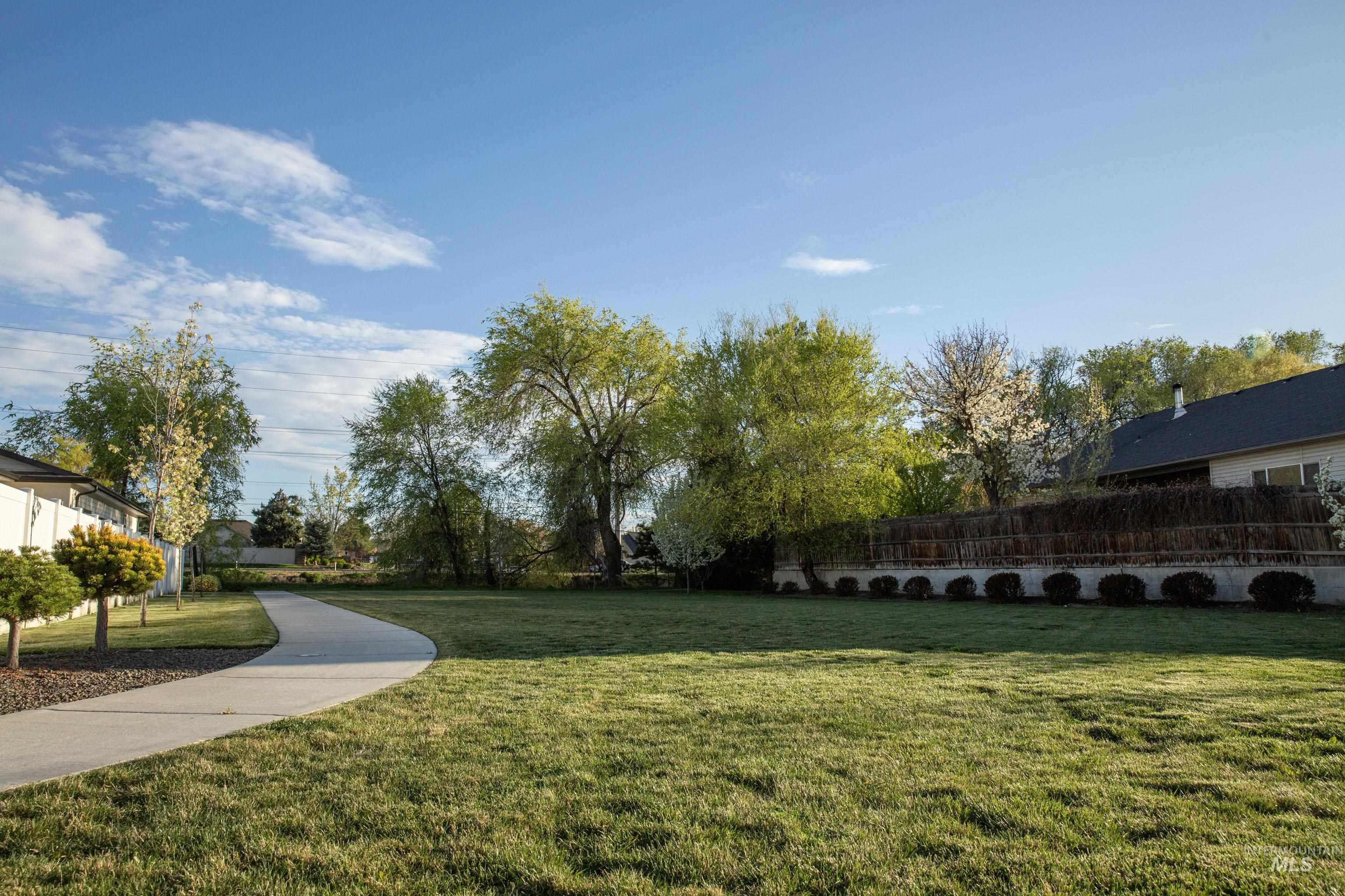 1430 W Lark Ct., Nampa, Idaho 83651-5251, 3 Bedrooms, 2 Bathrooms, Residential For Sale, Price $339,900,MLS 98983241