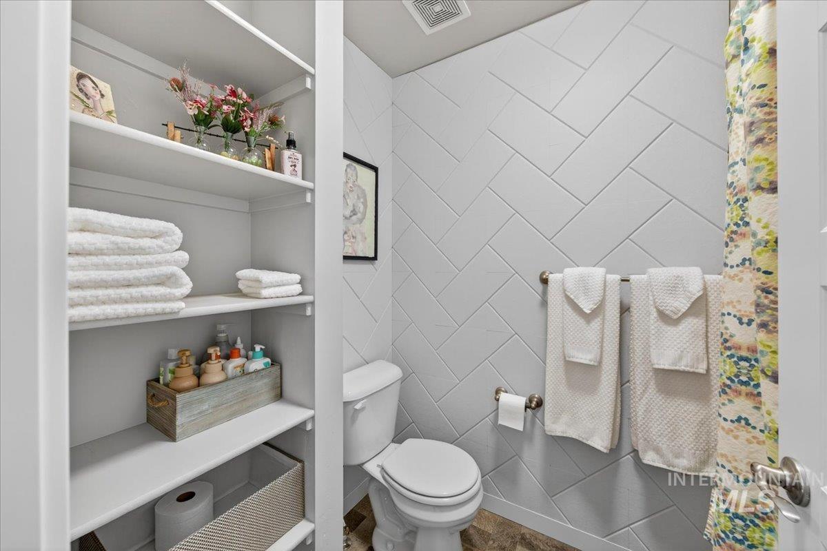 3053 W Tango Creek St., Meridian, Idaho 83646, 5 Bedrooms, 2.5 Bathrooms, Residential For Sale, Price $599,000,MLS 98983245