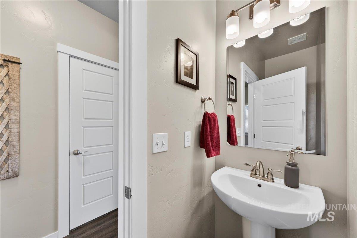 3053 W Tango Creek St., Meridian, Idaho 83646, 5 Bedrooms, 2.5 Bathrooms, Residential For Sale, Price $599,000,MLS 98983245