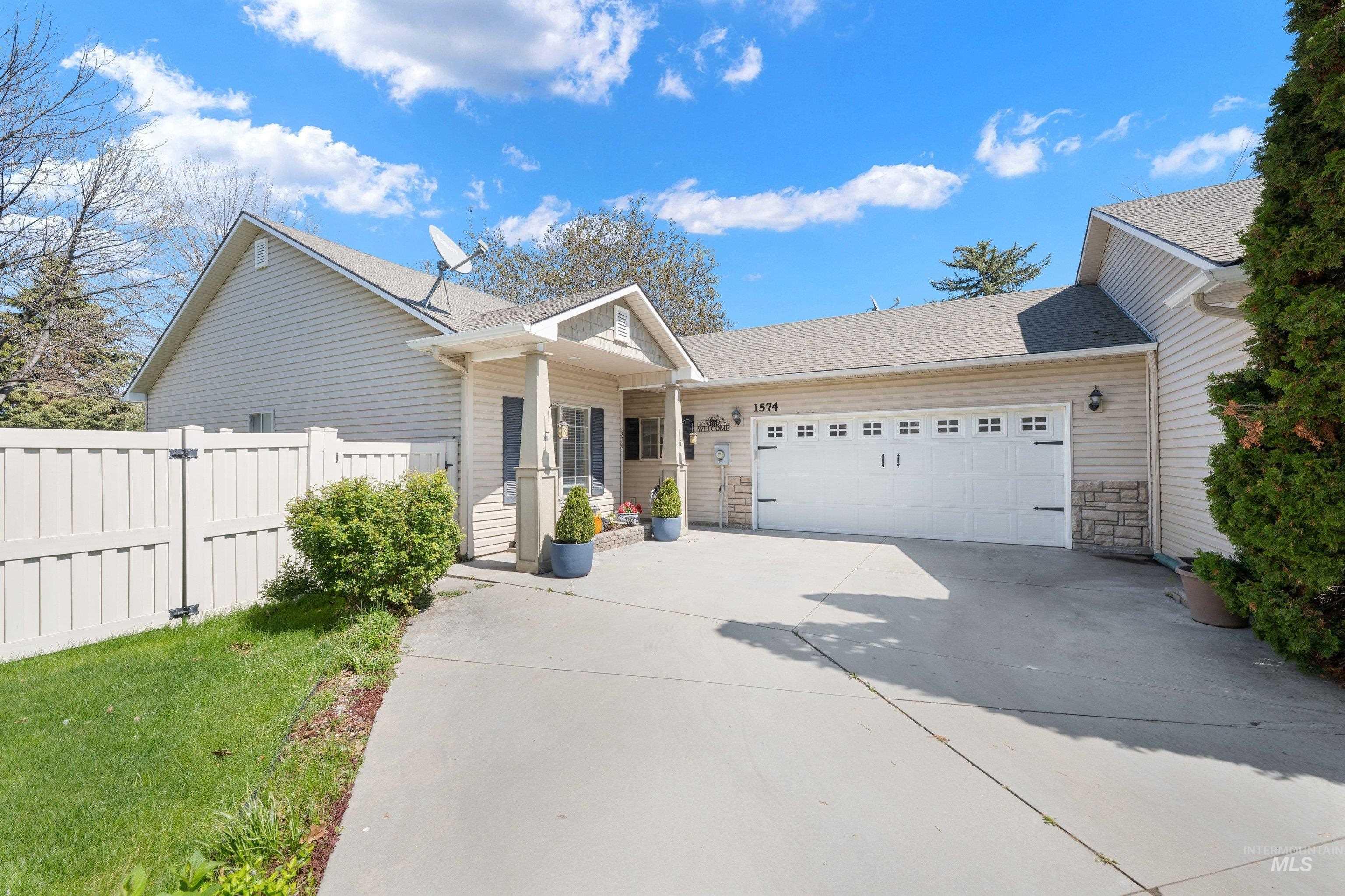 1574 N Wintertree Avenue, Meridian, Idaho 83642, 3 Bedrooms, 2 Bathrooms, Residential For Sale, Price $415,000,MLS 98983259