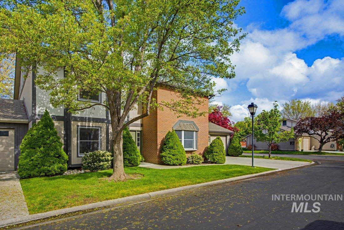 1549 E Lenz Lane, Boise, Idaho 83712, 3 Bedrooms, 2.5 Bathrooms, Residential For Sale, Price $750,000,MLS 98983262