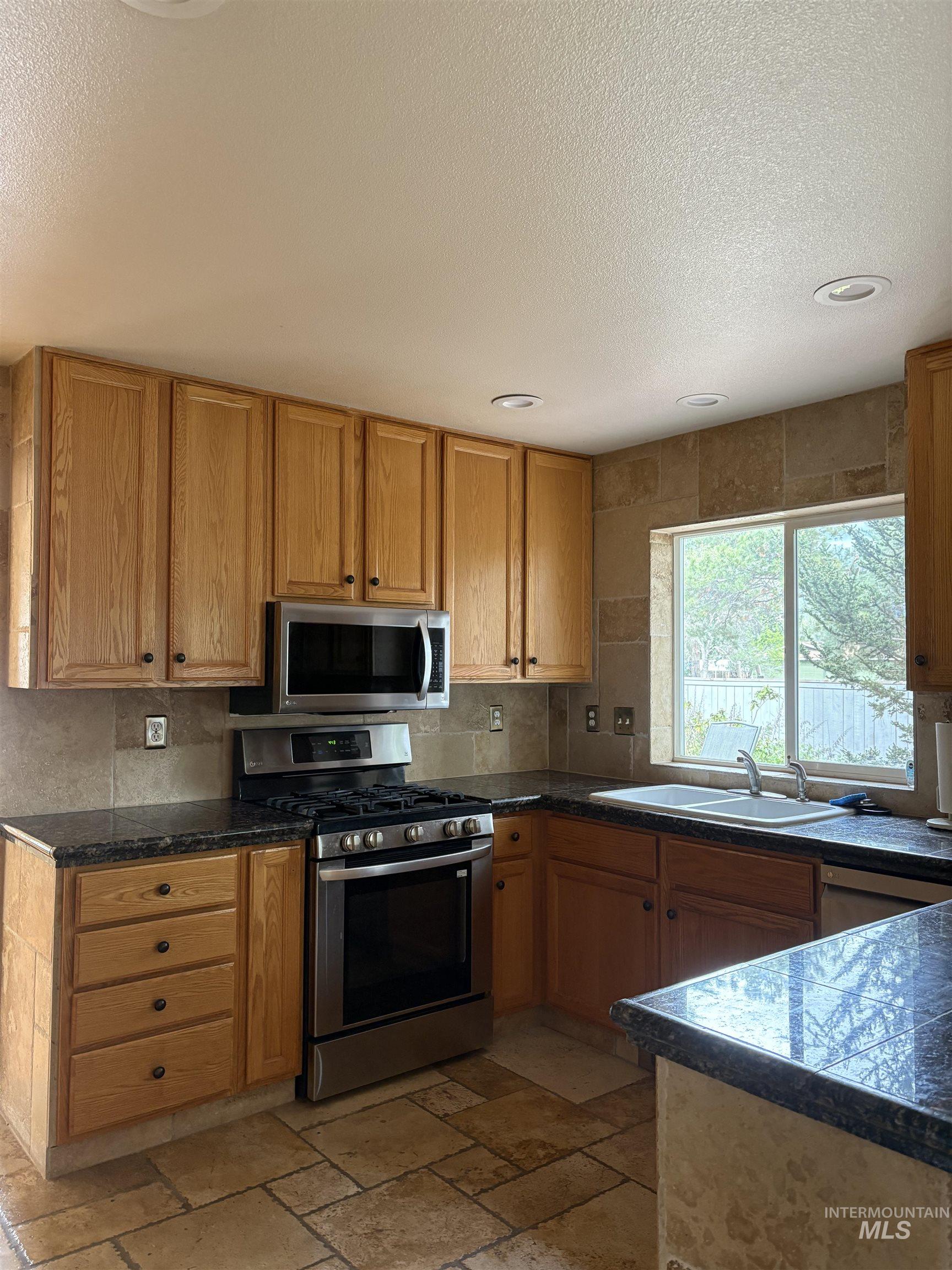 5400 Riffle, Boise, Idaho 83714, 3 Bedrooms, 2.5 Bathrooms, Residential For Sale, Price $679,000,MLS 98983268