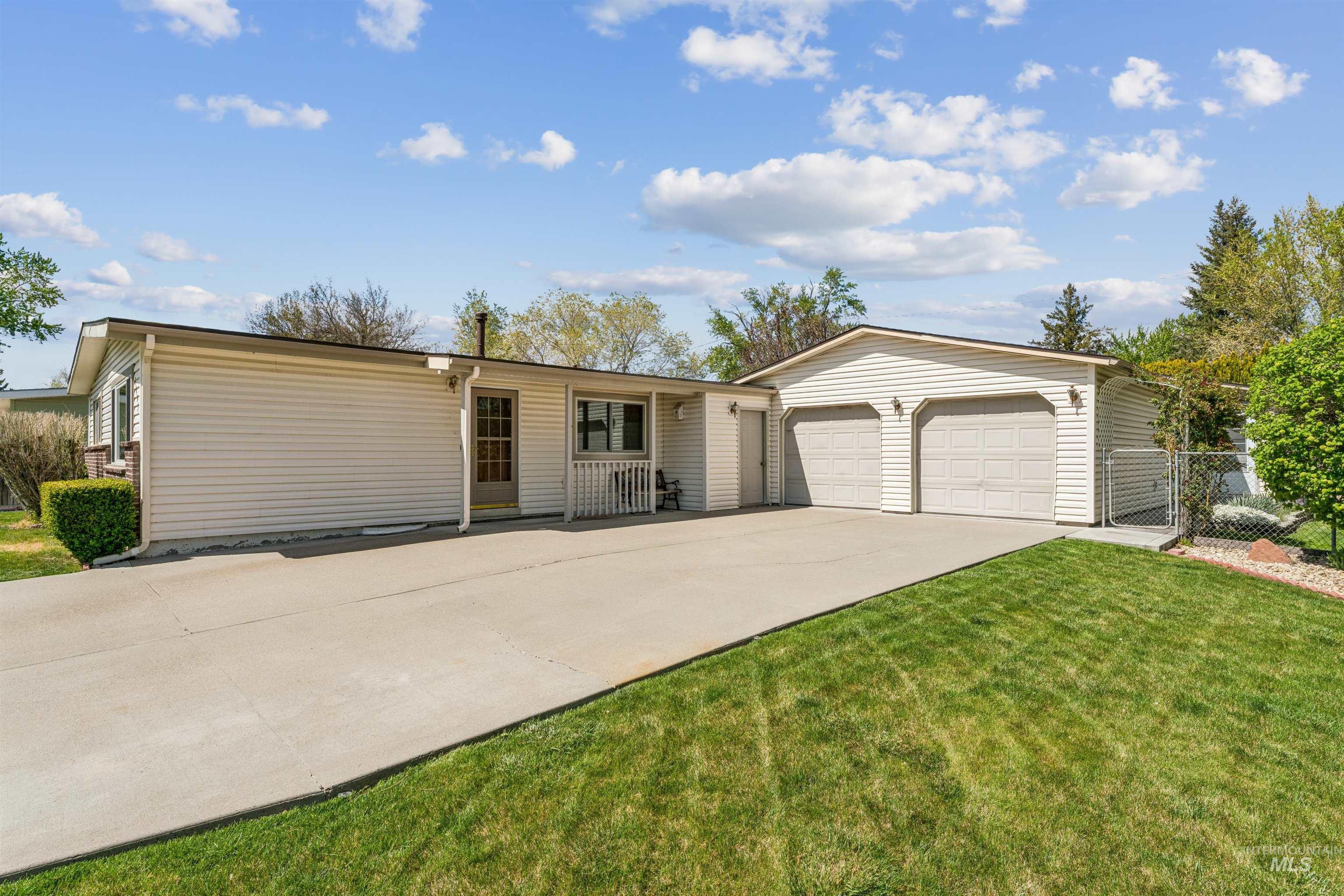 1045 E 14th N, Mountain Home, Idaho 83647, 5 Bedrooms, 2 Bathrooms, Residential For Sale, Price $420,000,MLS 98983274