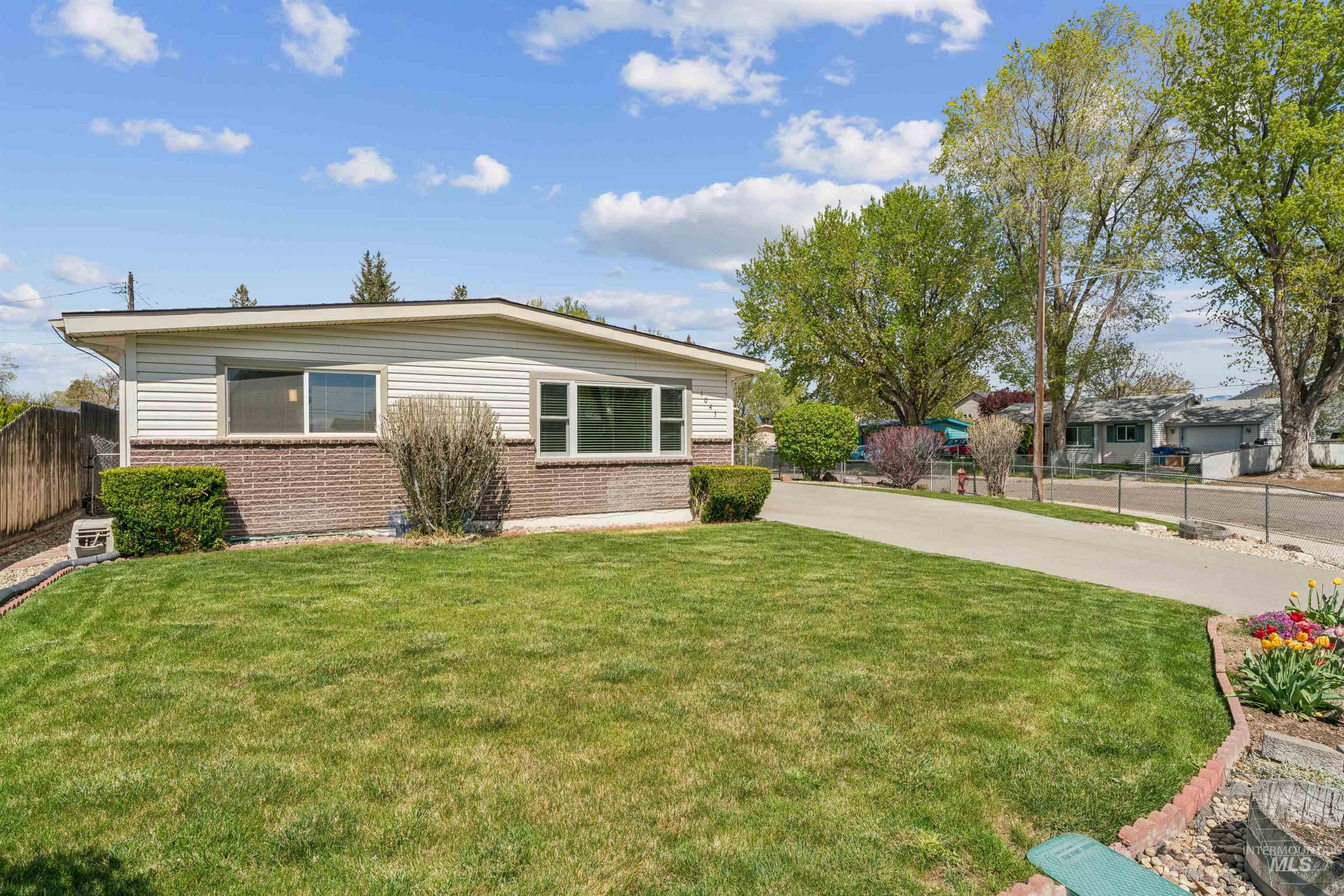 1045 E 14th N, Mountain Home, Idaho 83647, 5 Bedrooms, 2 Bathrooms, Residential For Sale, Price $420,000,MLS 98983274