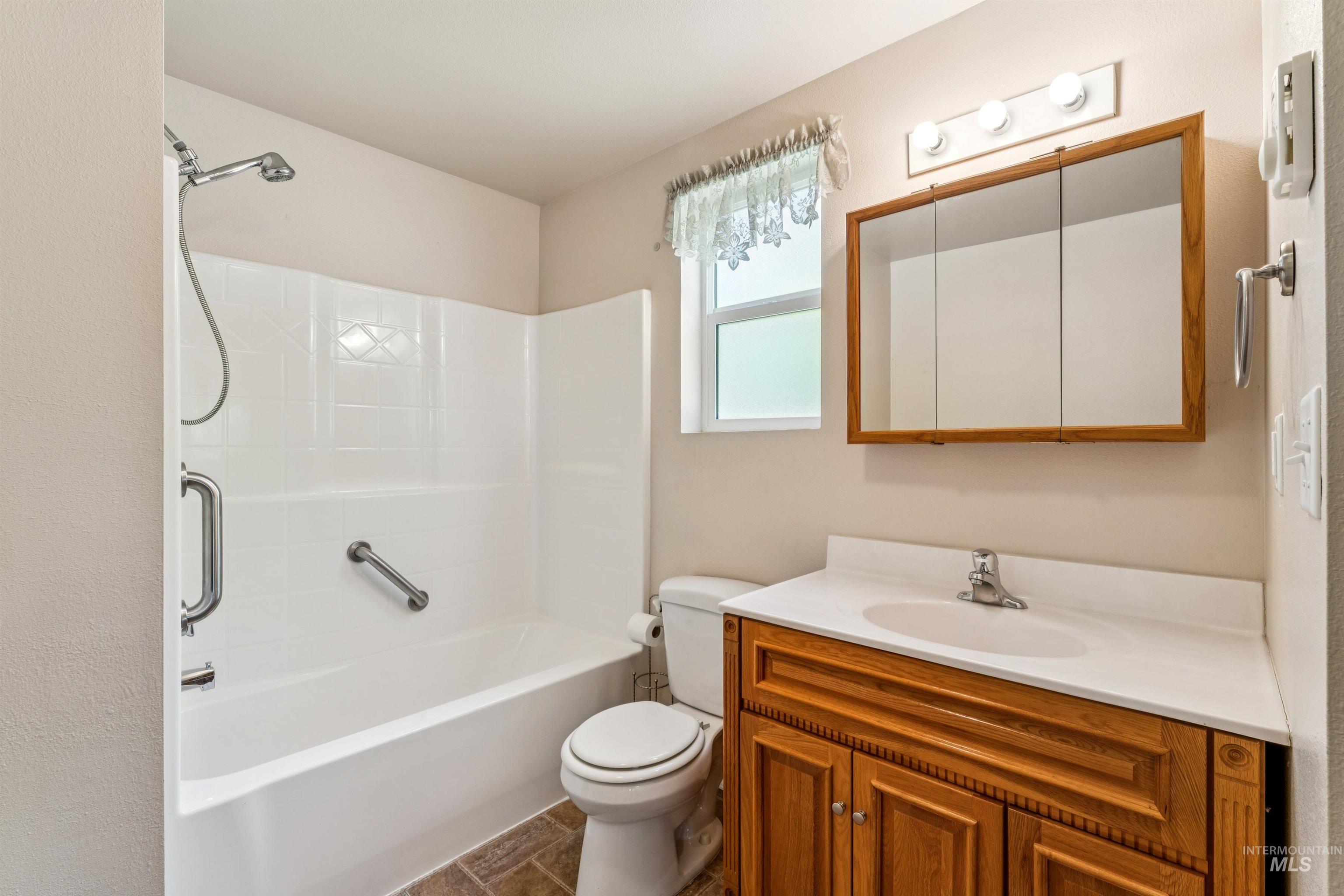 1045 E 14th N, Mountain Home, Idaho 83647, 5 Bedrooms, 2 Bathrooms, Residential For Sale, Price $420,000,MLS 98983274