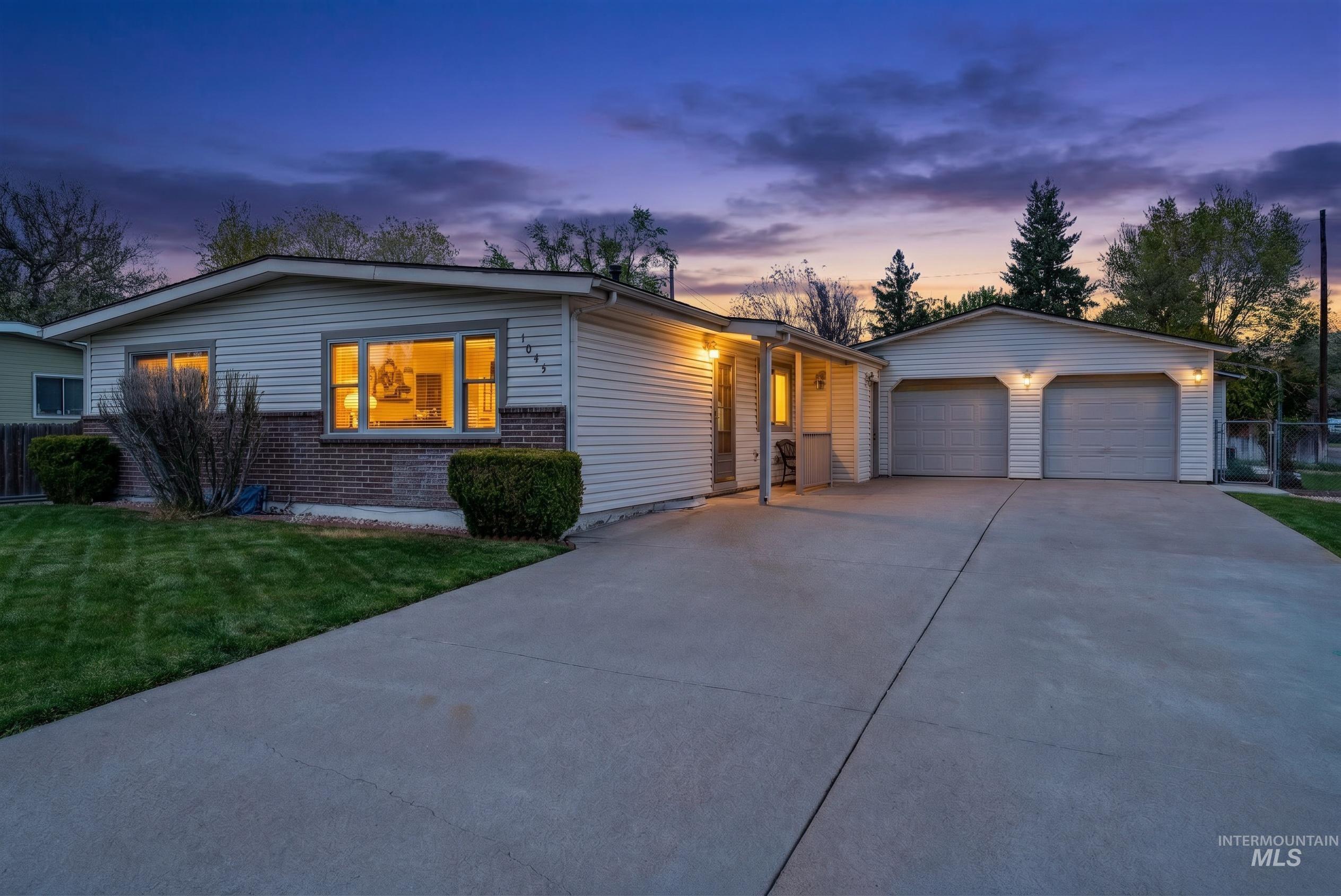 1045 E 14th N, Mountain Home, Idaho 83647, 5 Bedrooms, 2 Bathrooms, Residential For Sale, Price $420,000,MLS 98983274