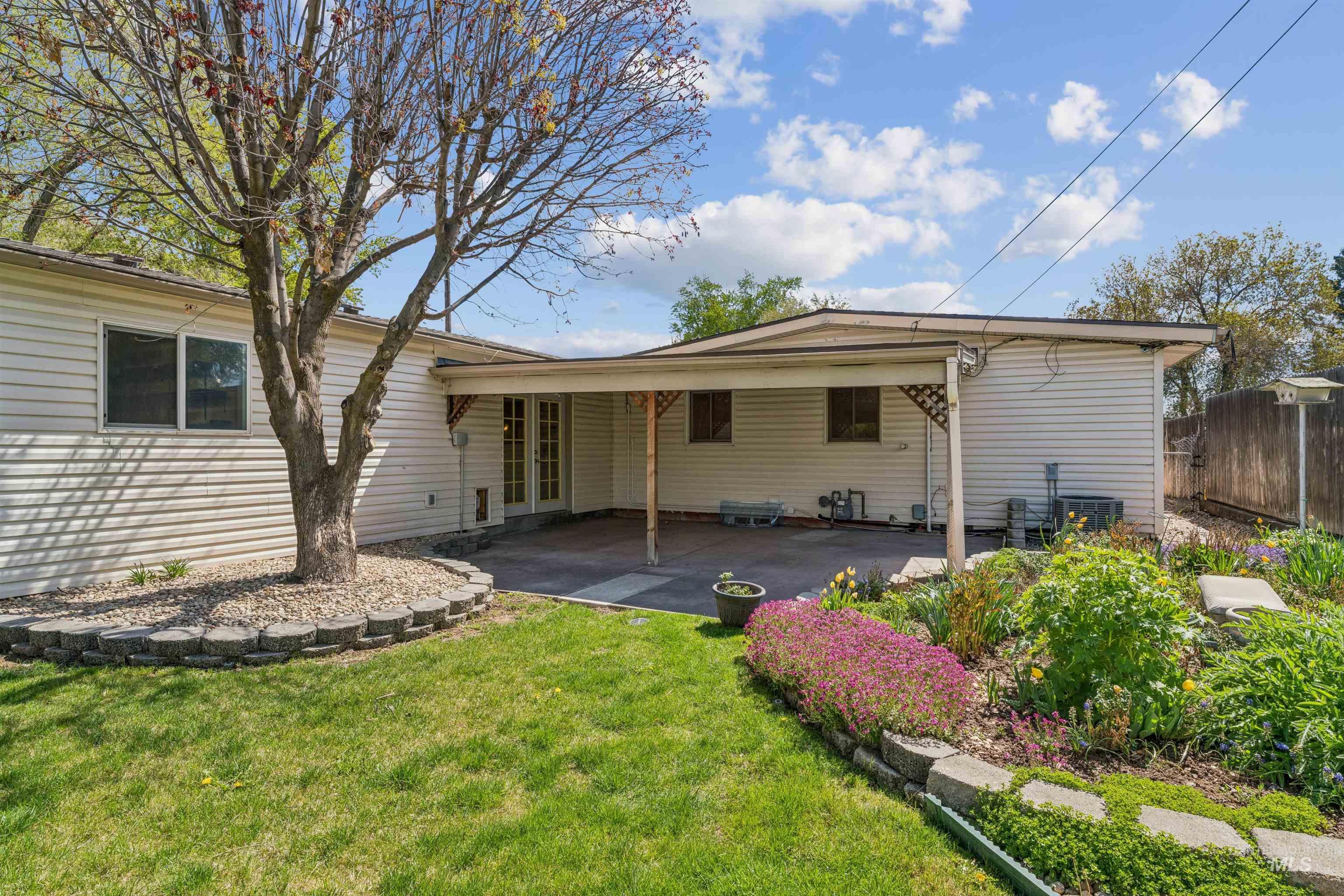 1045 E 14th N, Mountain Home, Idaho 83647, 5 Bedrooms, 2 Bathrooms, Residential For Sale, Price $420,000,MLS 98983274