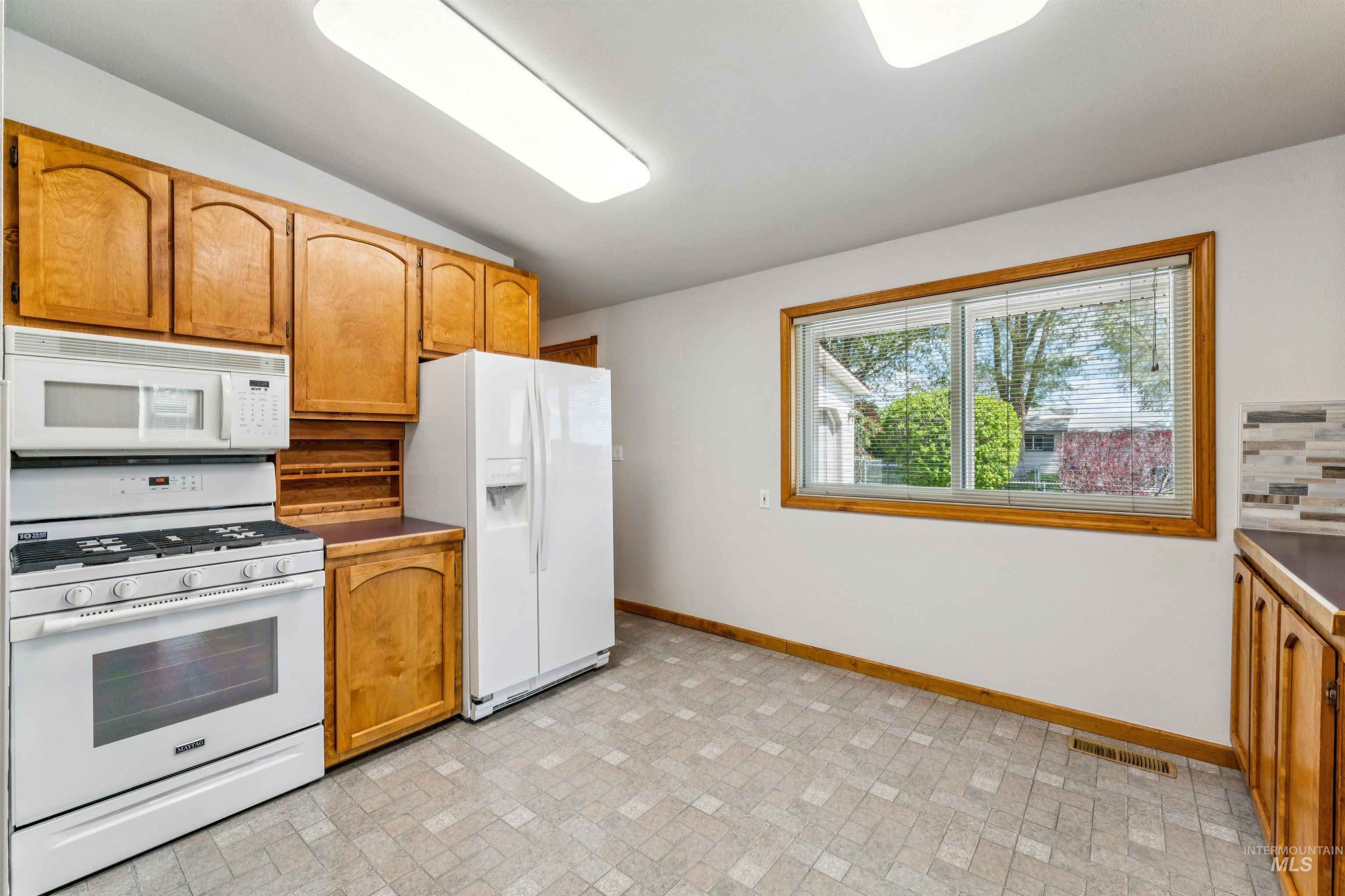 1045 E 14th N, Mountain Home, Idaho 83647, 5 Bedrooms, 2 Bathrooms, Residential For Sale, Price $420,000,MLS 98983274