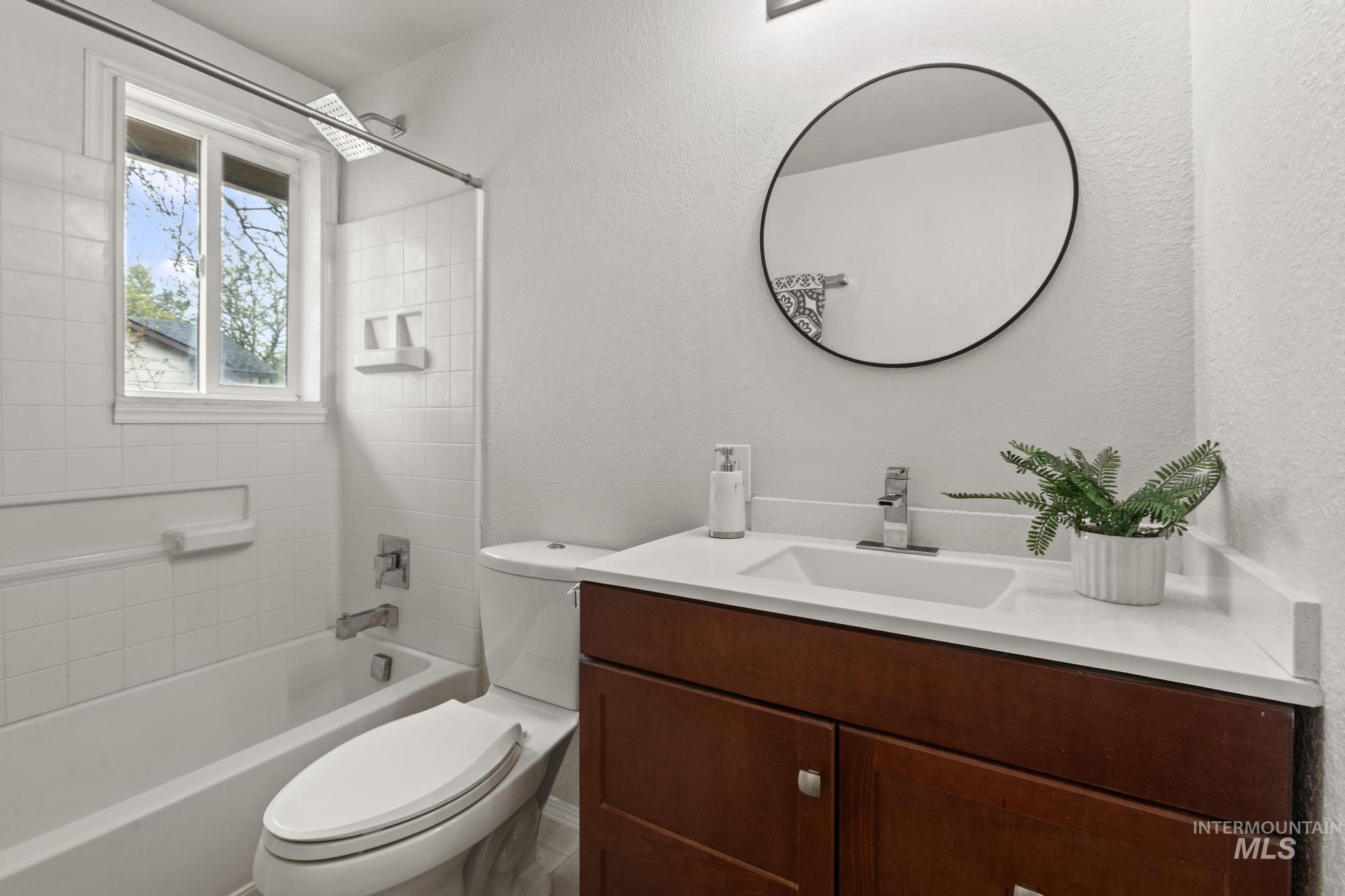 7151 W Lamplighter St., Boise, Idaho 83714, 3 Bedrooms, 2 Bathrooms, Residential For Sale, Price $439,900,MLS 98983283