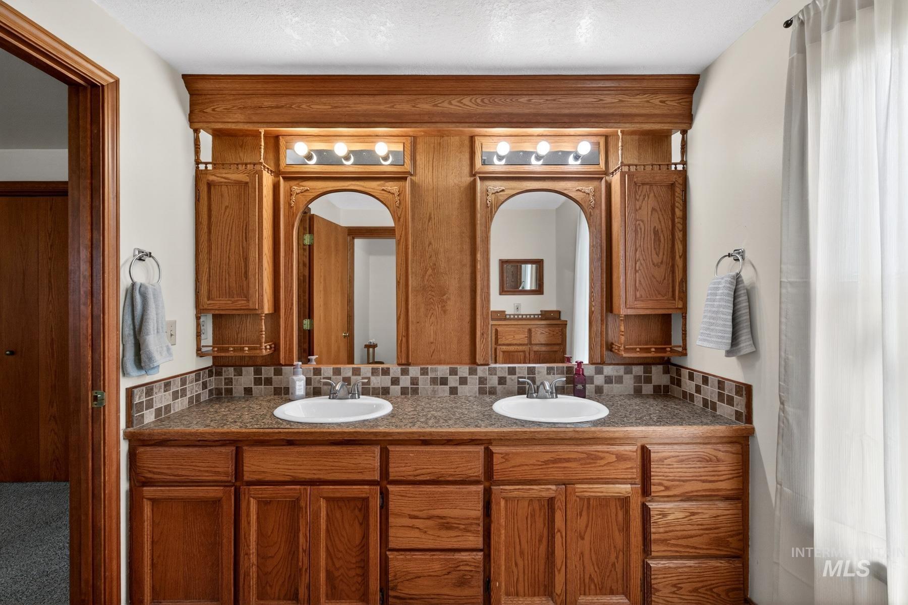 600 Donna Drive, Nampa, Idaho 83686-8860, 4 Bedrooms, 3.5 Bathrooms, Residential For Sale, Price $535,000,MLS 98983290