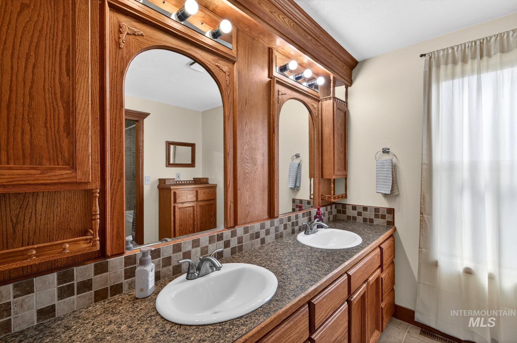 600 Donna Drive, Nampa, Idaho 83686-8860, 4 Bedrooms, 3.5 Bathrooms, Residential For Sale, Price $535,000,MLS 98983290